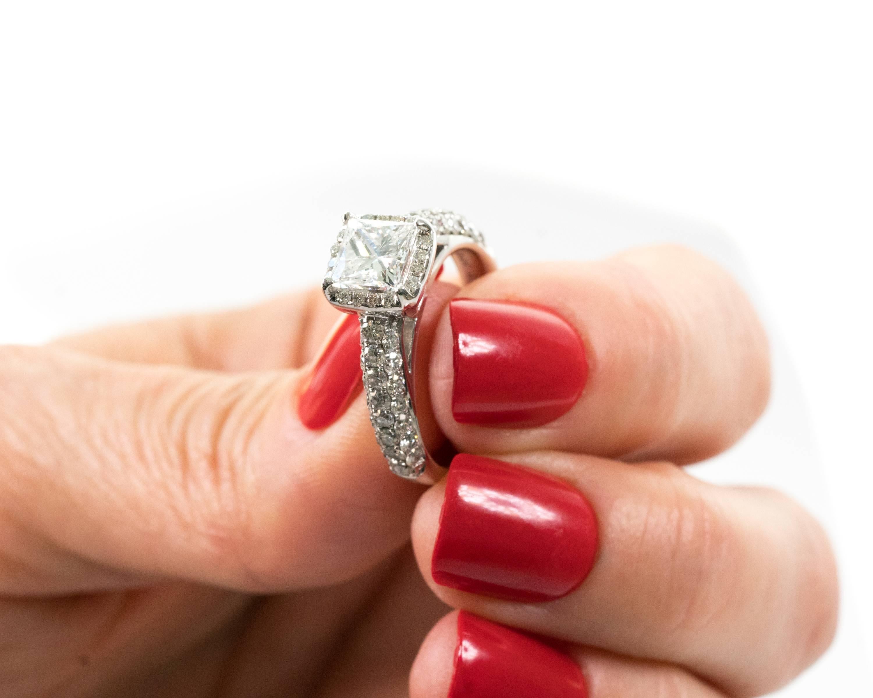 Bague de fiançailles en or blanc 14 carats avec halo de diamants taille princesse de 1,00 carat en vente 1