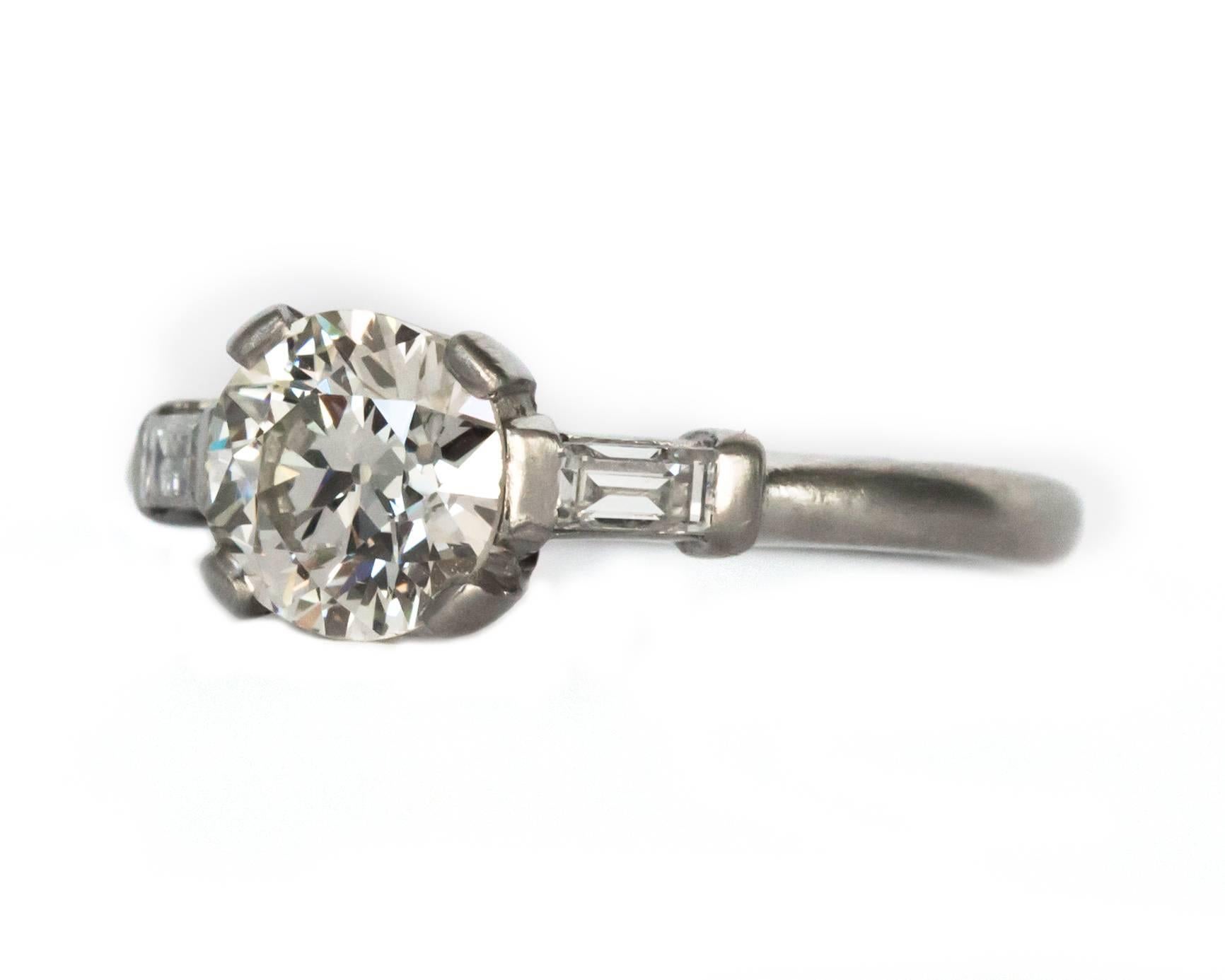 Detalles del artículo: 
Tamaño del anillo: 4.5
Tipo de metal: Platino
Peso: 3.1 gramos

Detalles del diamante central
Diamante central CERTIFICADO GIA - Certificado nº 2185920052
Forma: Brillante europeo antiguo
Peso en quilates: 0,93