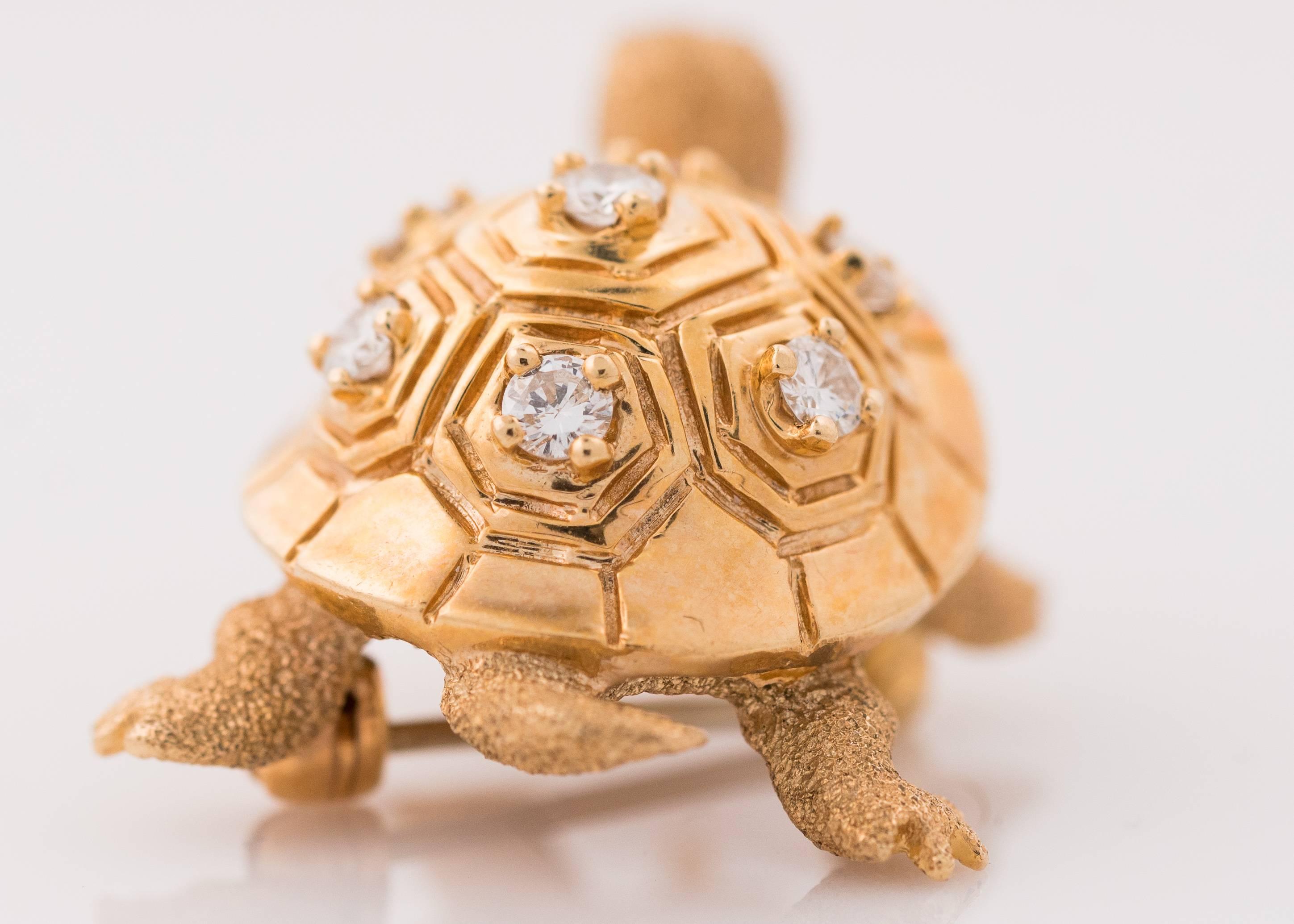 Épingle à revers de broche tortue en or jaune 14 carats et diamants des années 1950 1