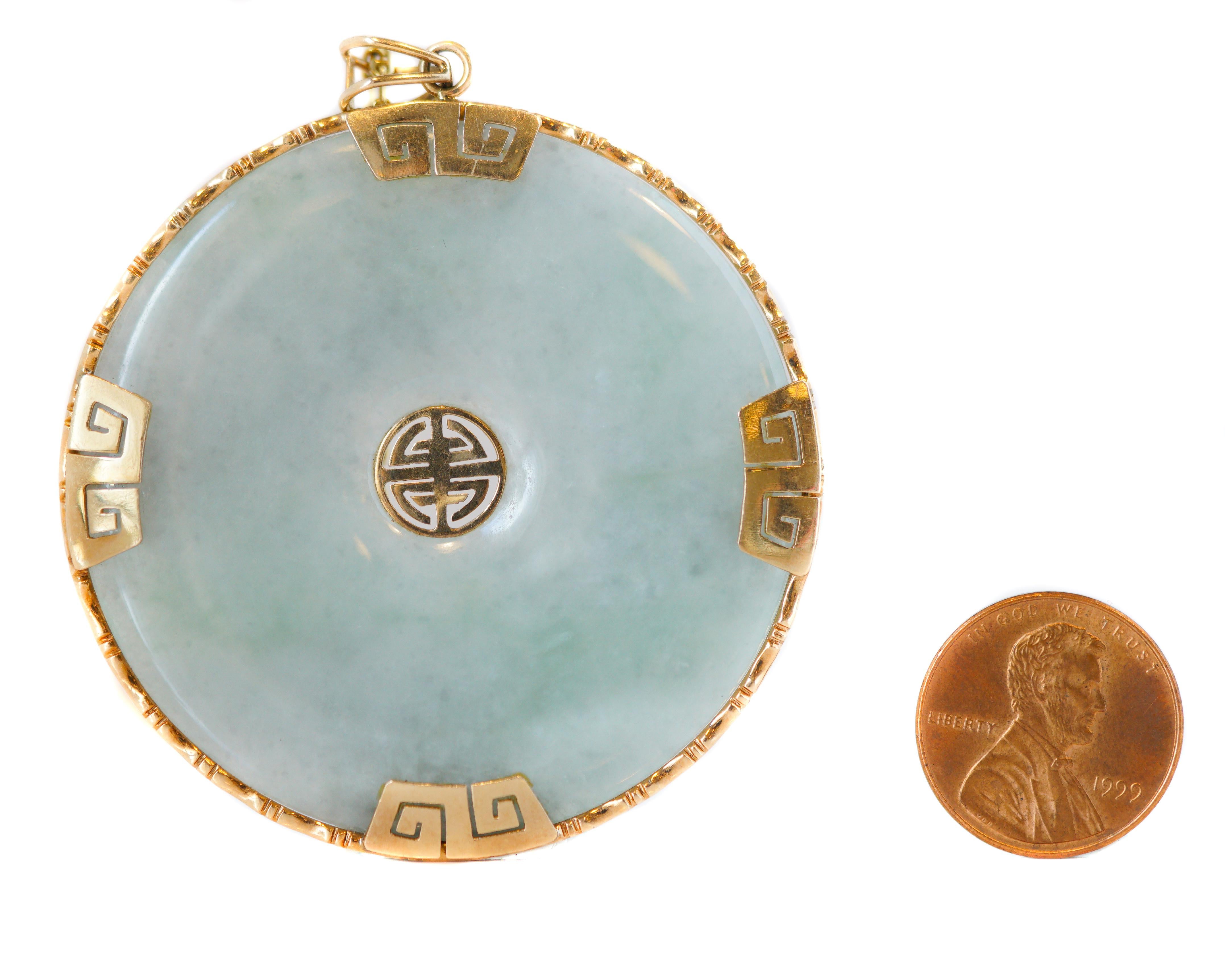 Collier porte-bonheur à disques en jade des années 1950 avec chaîne en or jaune 14 carats en forme de mors de cheval 1