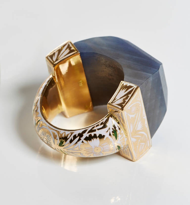 Hand Carved Blue Sapphire Ring Set in 18k Gold Band With Intricate White Enamel Work.
Sapphire 44.86 ct.