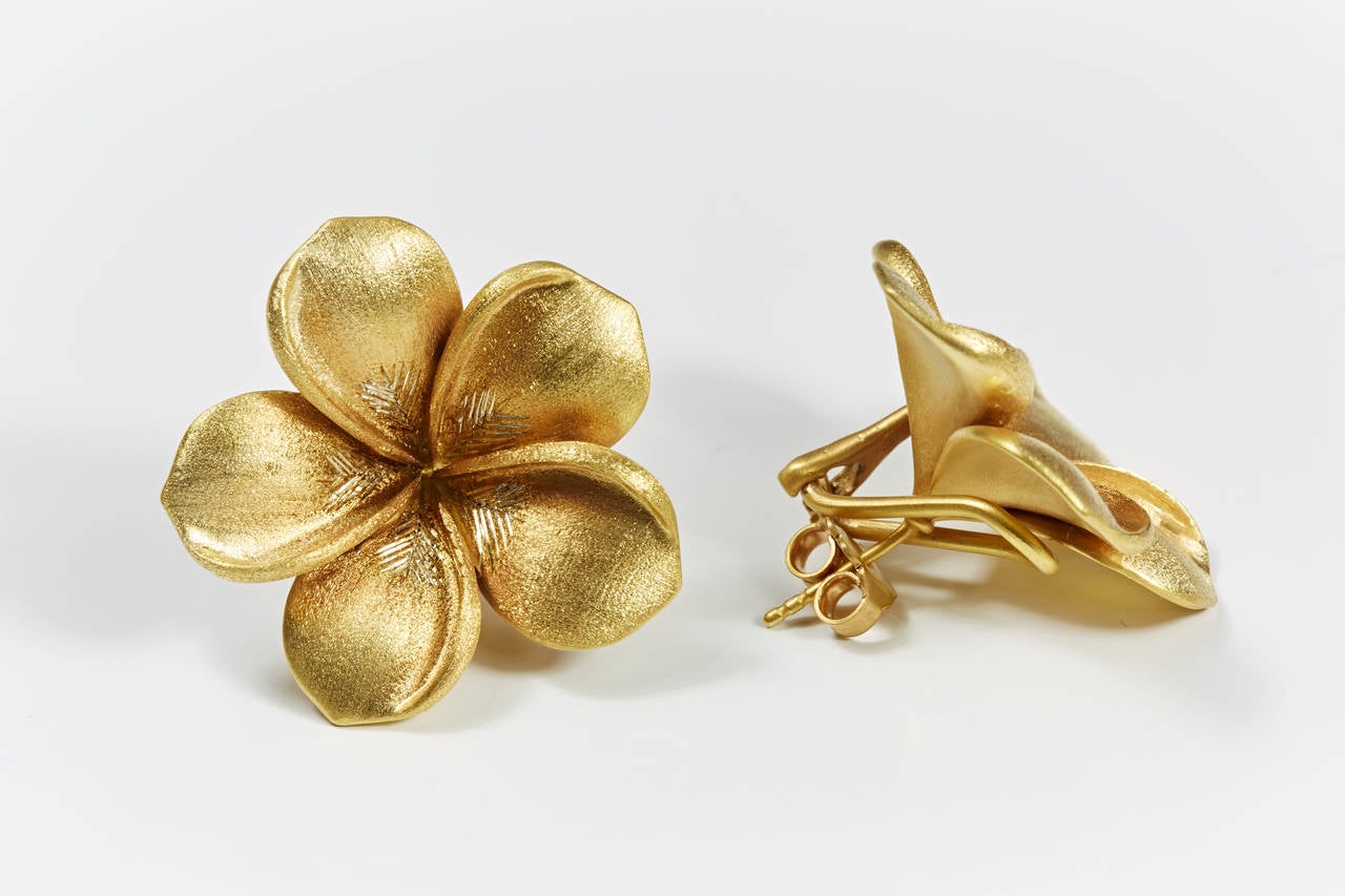 Large Open Flower Stud Earrings. Gold Vermeil
Satin Finish
or
Glossy Gold
or
Diamond Burr Scratch Finish and engraving