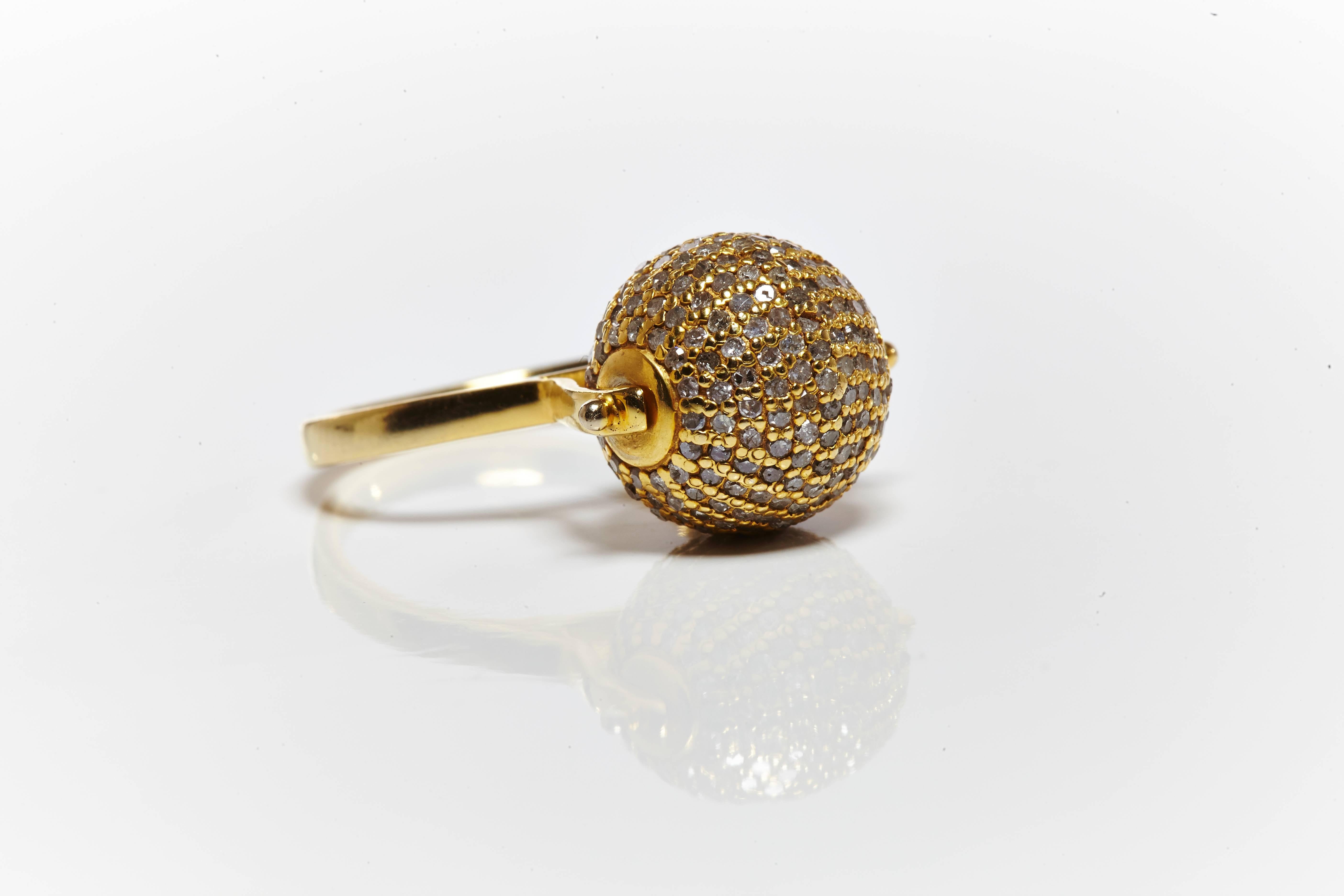 Diamond Disco Ball Ring.
Silver with gold vermeil.
Diamond 2.85 ct.
Handmade in Jaipur, India.