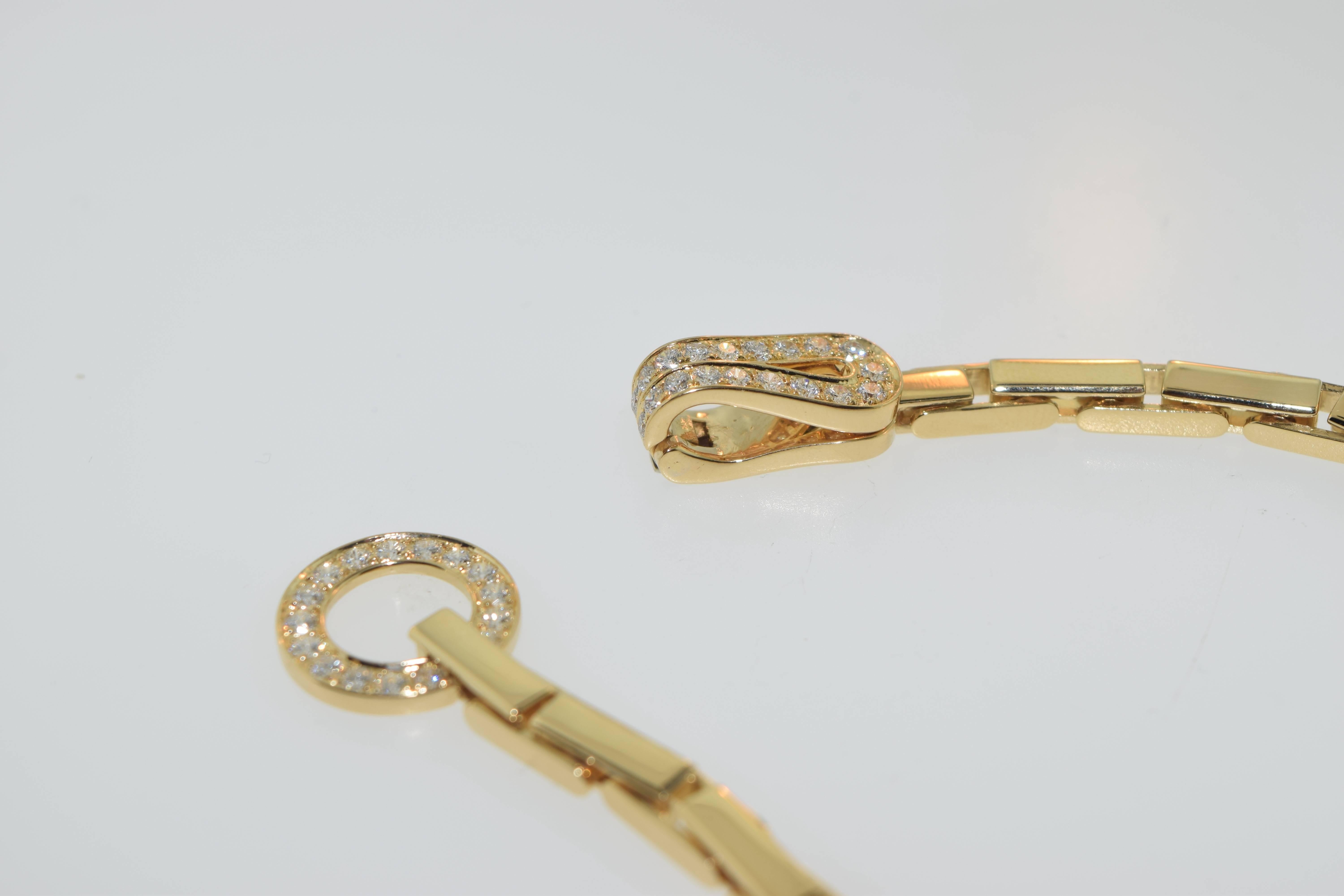 Cartier Agrafe Gold Clasp Bracelet

Prestigious and stylish, this 18K yellow gold bracelet by Cartier features interesting chain design making it harmonious and charming, while 1.35 carats of white diamonds set on the clasp add a note of luxury to