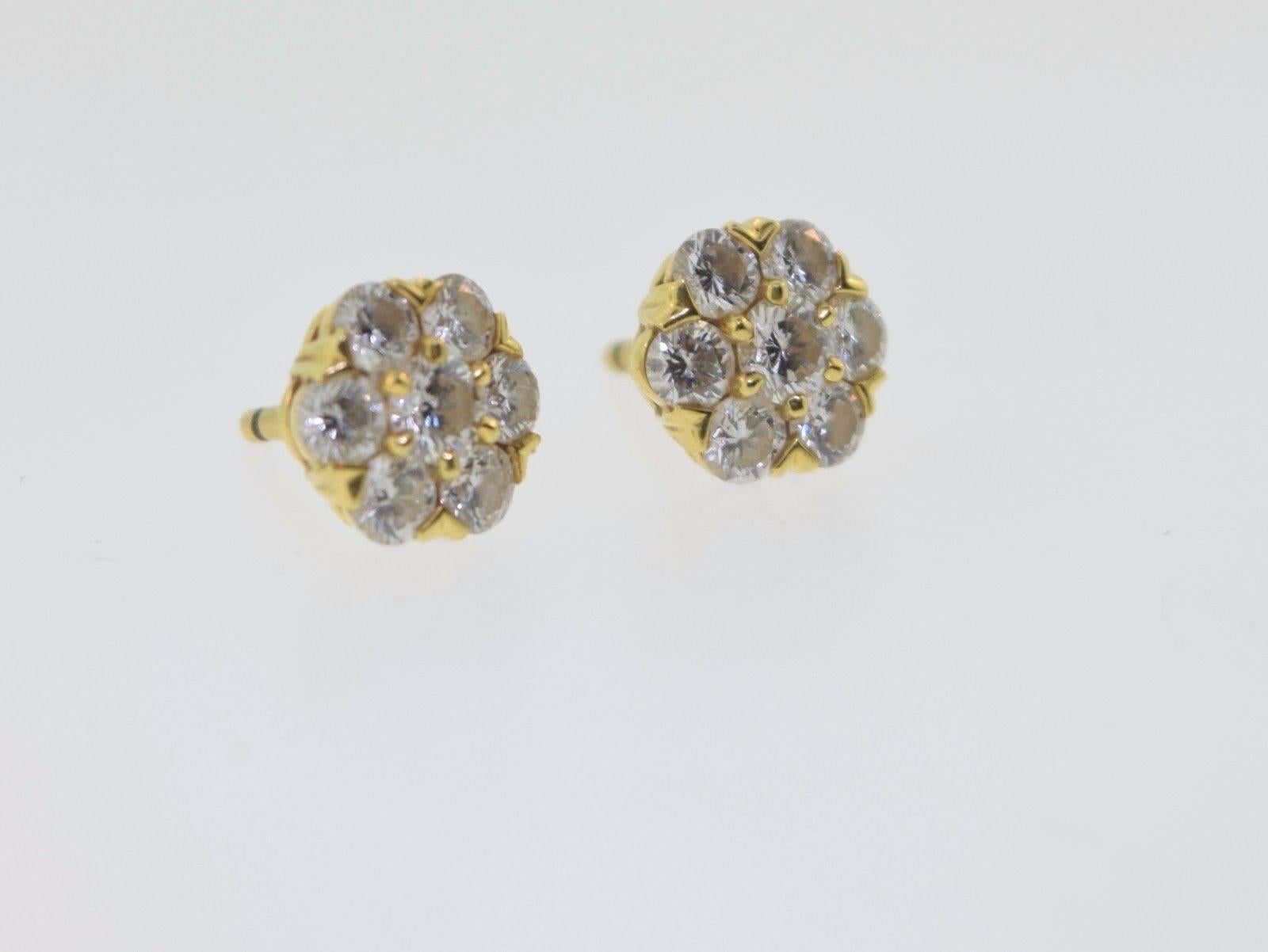 Van Cleef & Arpels Fleurette Diamond Gold Flower Stud Earrings In Excellent Condition For Sale In Miami, FL