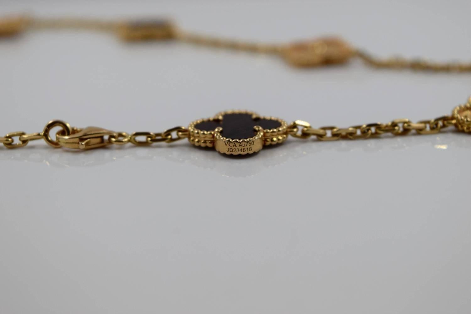 Van Cleef & Arpels Bois d'Amourette Gold 10 Motif Necklace

About the Item:
Extraordinarily RARE and collectable Alhambra piece, by Van Cleef & Arpels
18K Rose Gold and Bois d'Amourette (letterwood). Vintage and aged to perfection this series is
