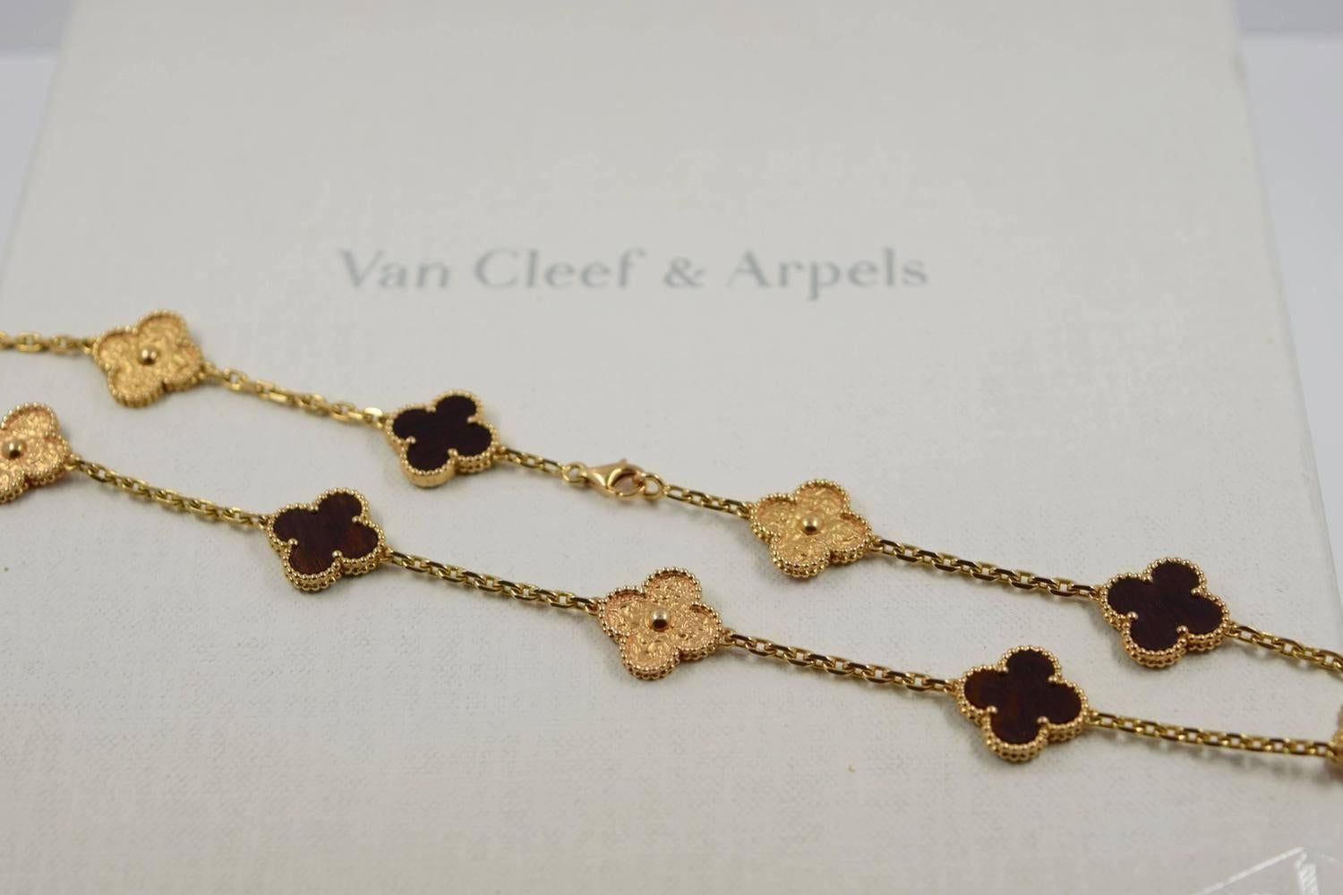 Van Cleef & Arpels Bois d'Amourette 10 Motif Gold Alhambra Necklace In Excellent Condition For Sale In Miami, FL