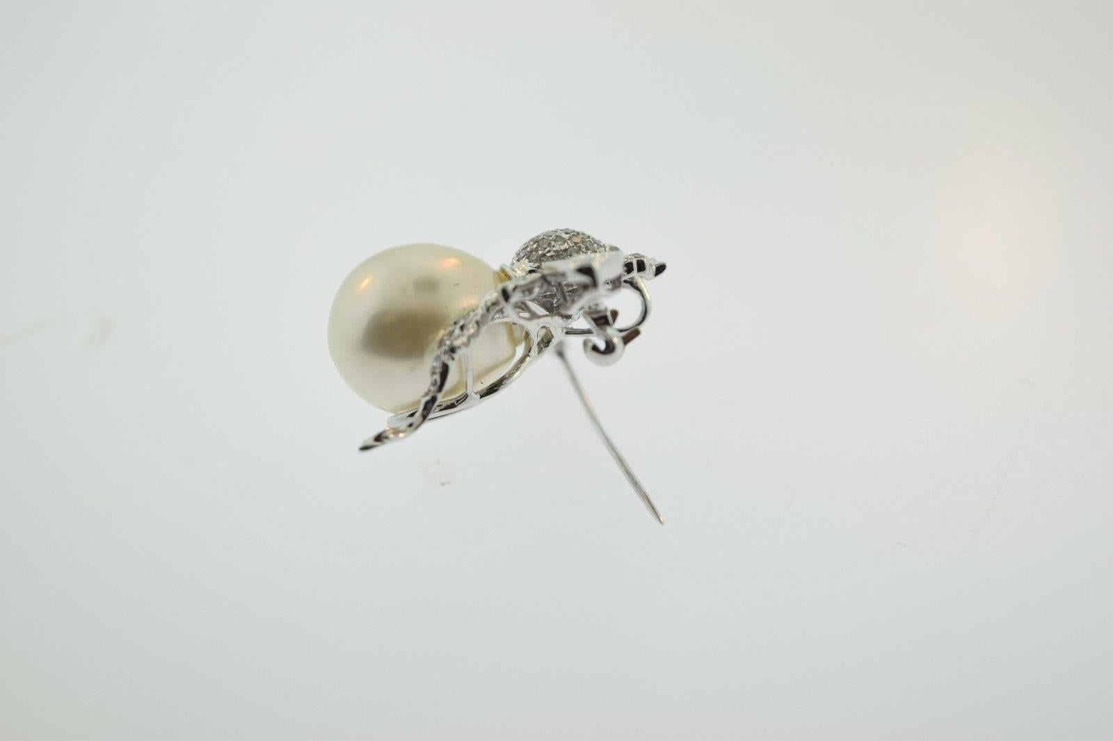 Bumble Bee Brooch/Pin for Pendant

Magnificent multi-purpose piece. Can be used either as a pin/brooch or a pendant attached to a beautiful chain.
Metal: 18k of White Gold
Stone: South Sea Pearl and Diamond
Pearl Length: 15 mm
Total Carat