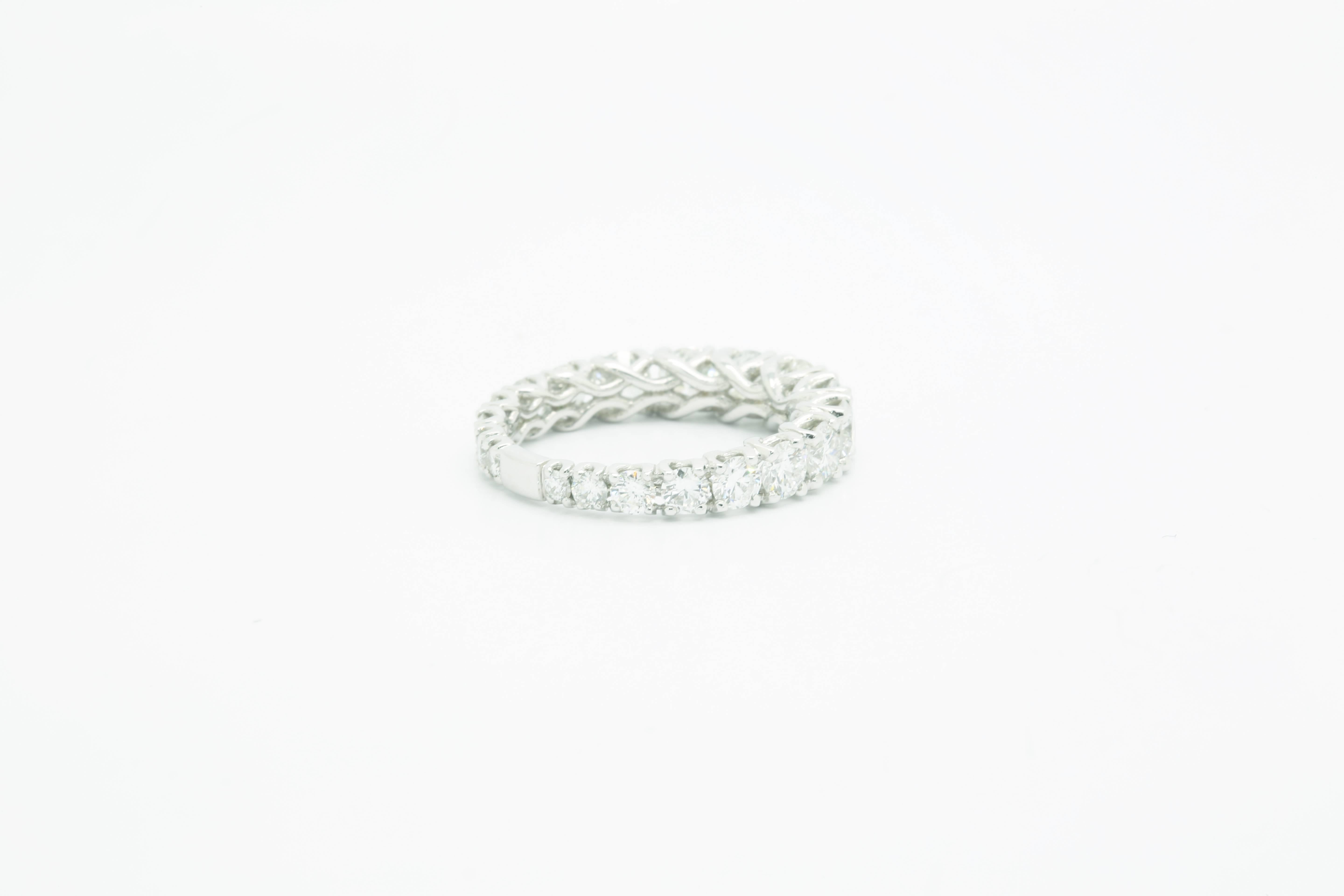 Anillo Eternidad de Diamantes de 2,62 quilates en Oro de 18 quilates Corte redondo en venta