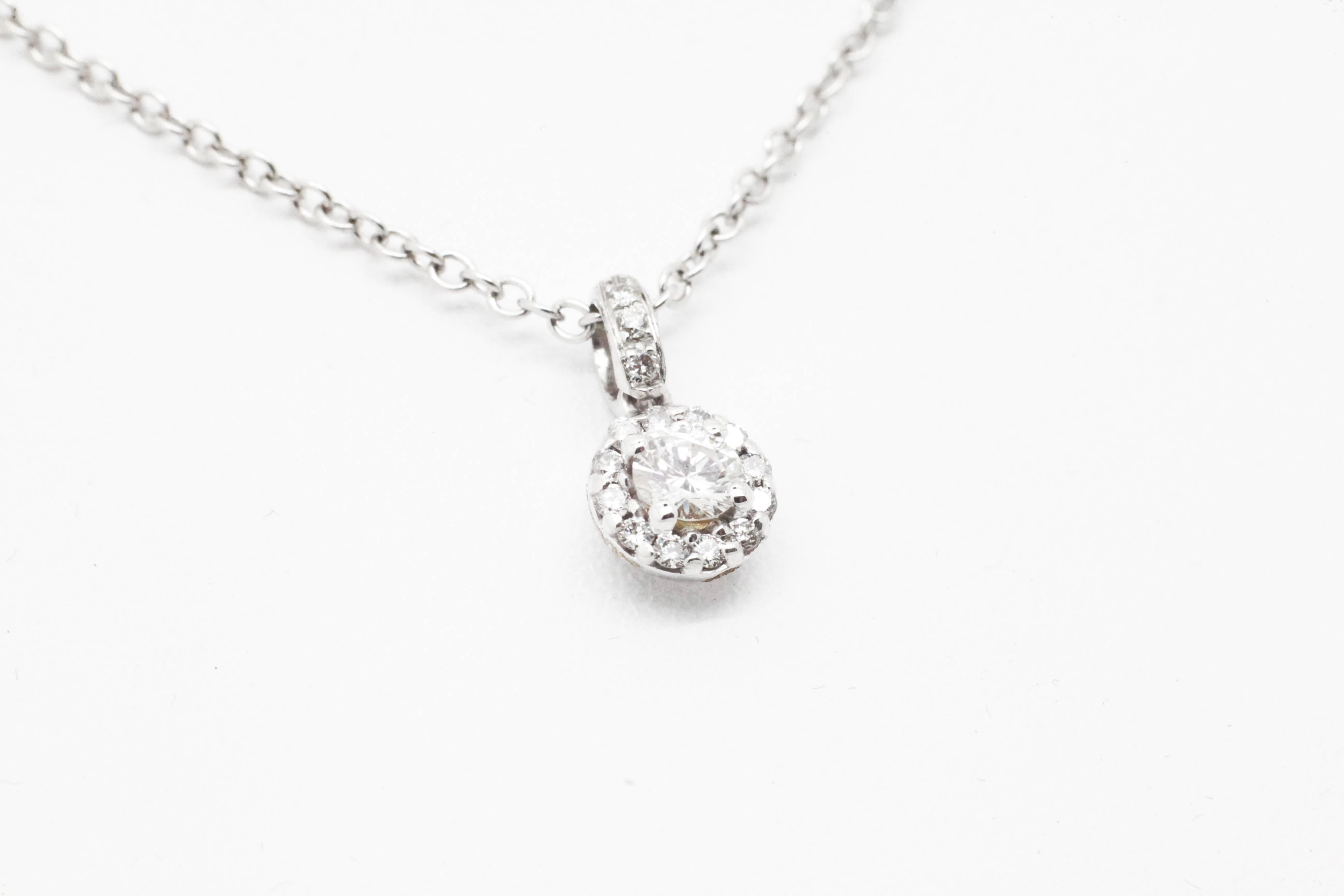 Ferrucci white diamond pendant embraced by diamond halo, the classic of fine jewelry for a fine elegant neck, Made in Italy
Entirely made in 18k white gold

Diamond total carat weight 0.26
