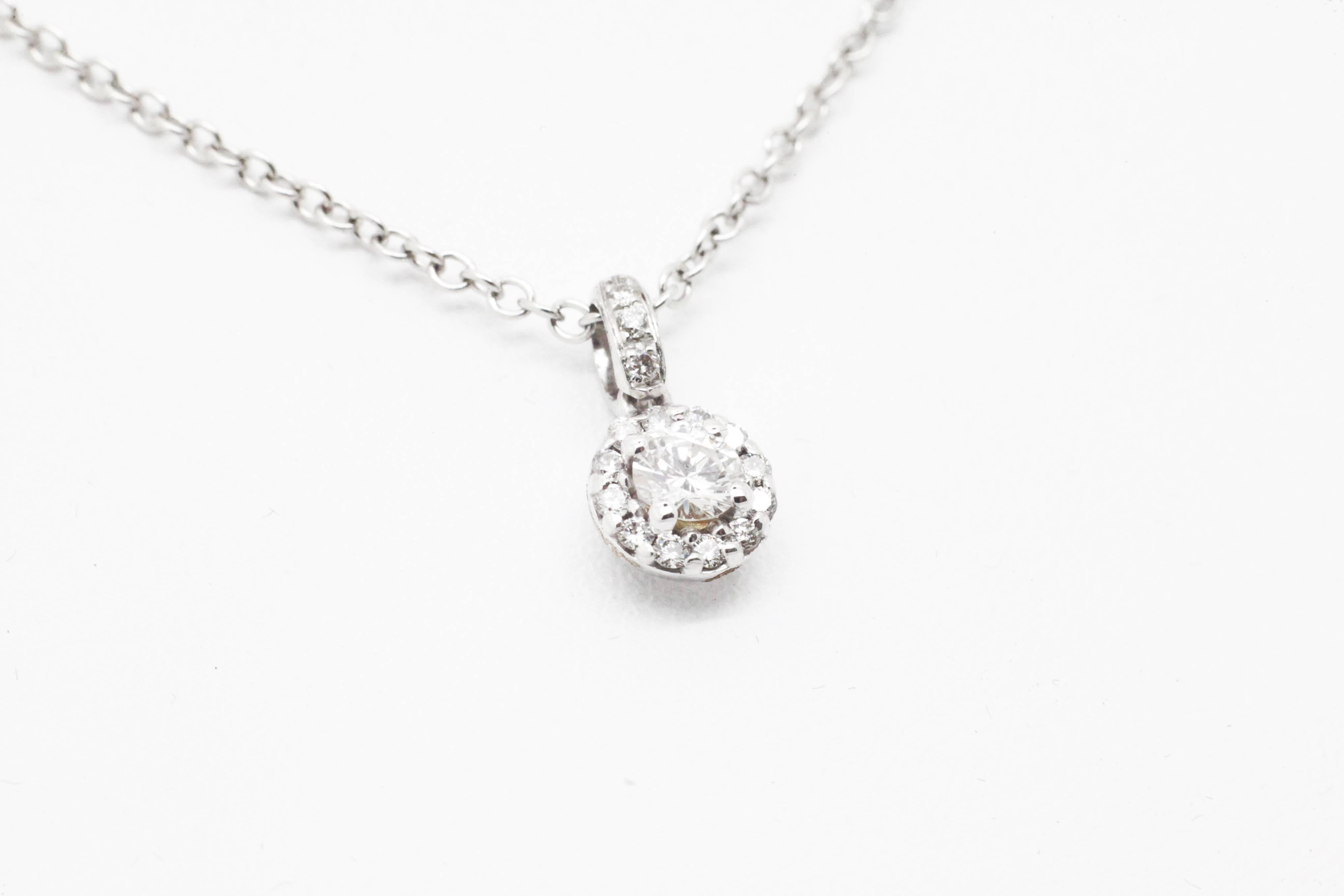 Pendente con diamante bianco Ferrucci abbracciato da un'aureola di diamanti, il classico dell'alta gioielleria per un collo elegante e raffinato, Made in Italy
Interamente realizzato in oro bianco 18 carati

Peso totale del diamante 0,26 carati