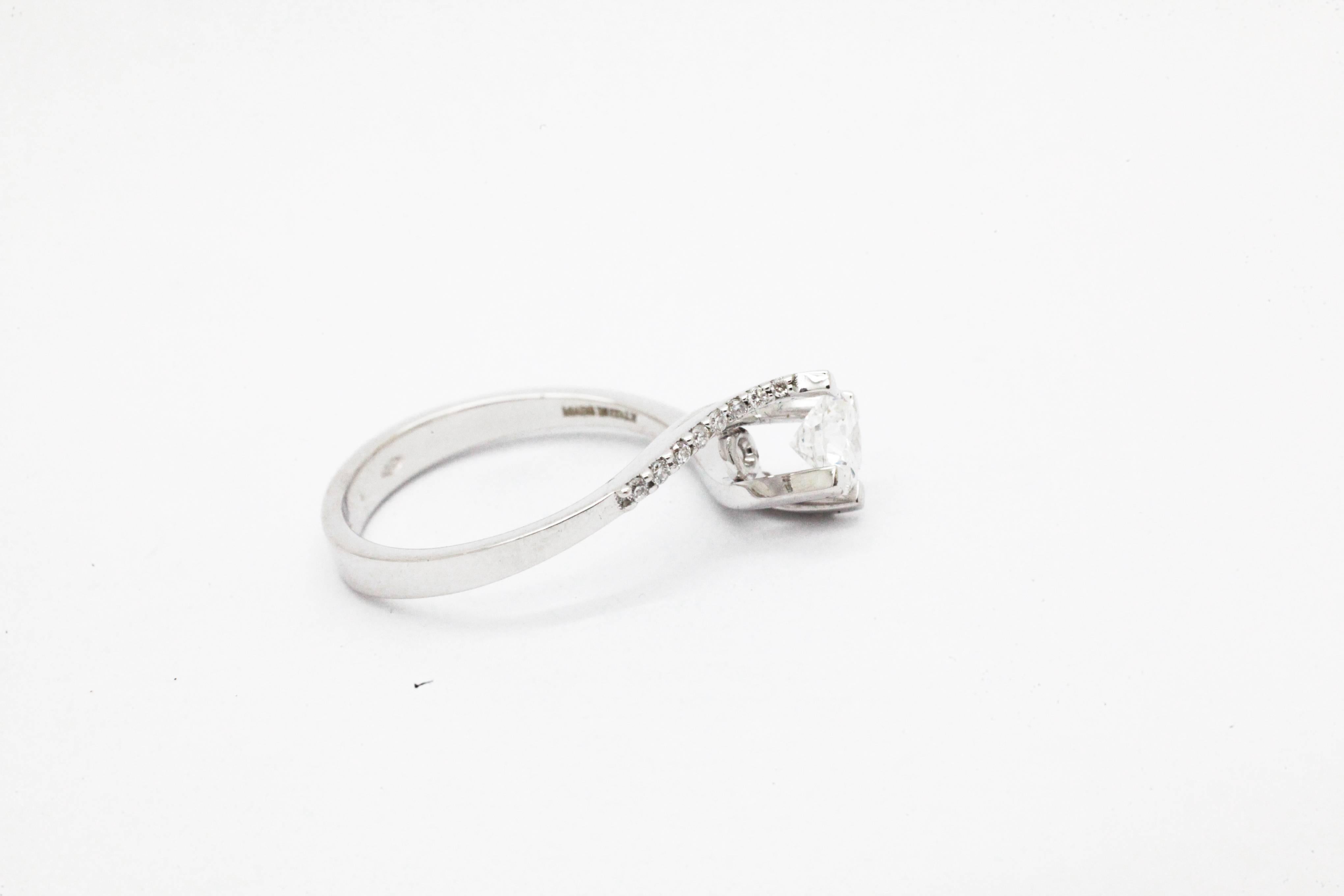 Twisted Diamond Solitaire engagement ring by FERRUCCI with white diamond accents on the flowing shoulders, delicate design and fine craftsmanship, for an everlasting gift, Made in Italy 

Entirely made in 18k white gold
Center Diamond carat weight