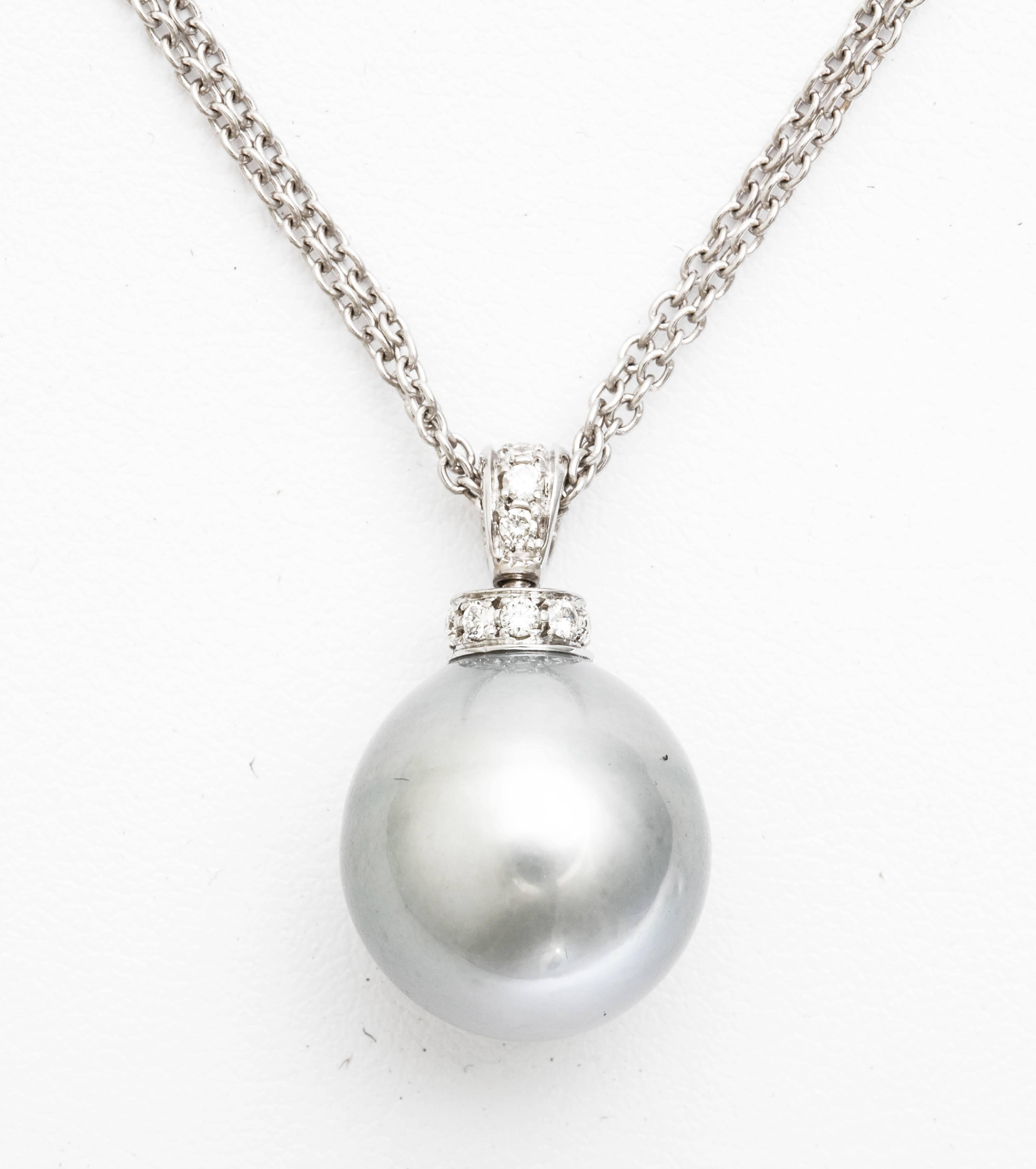 A Silver gray Tahitian pearl and white diamonds pendant from the collection 