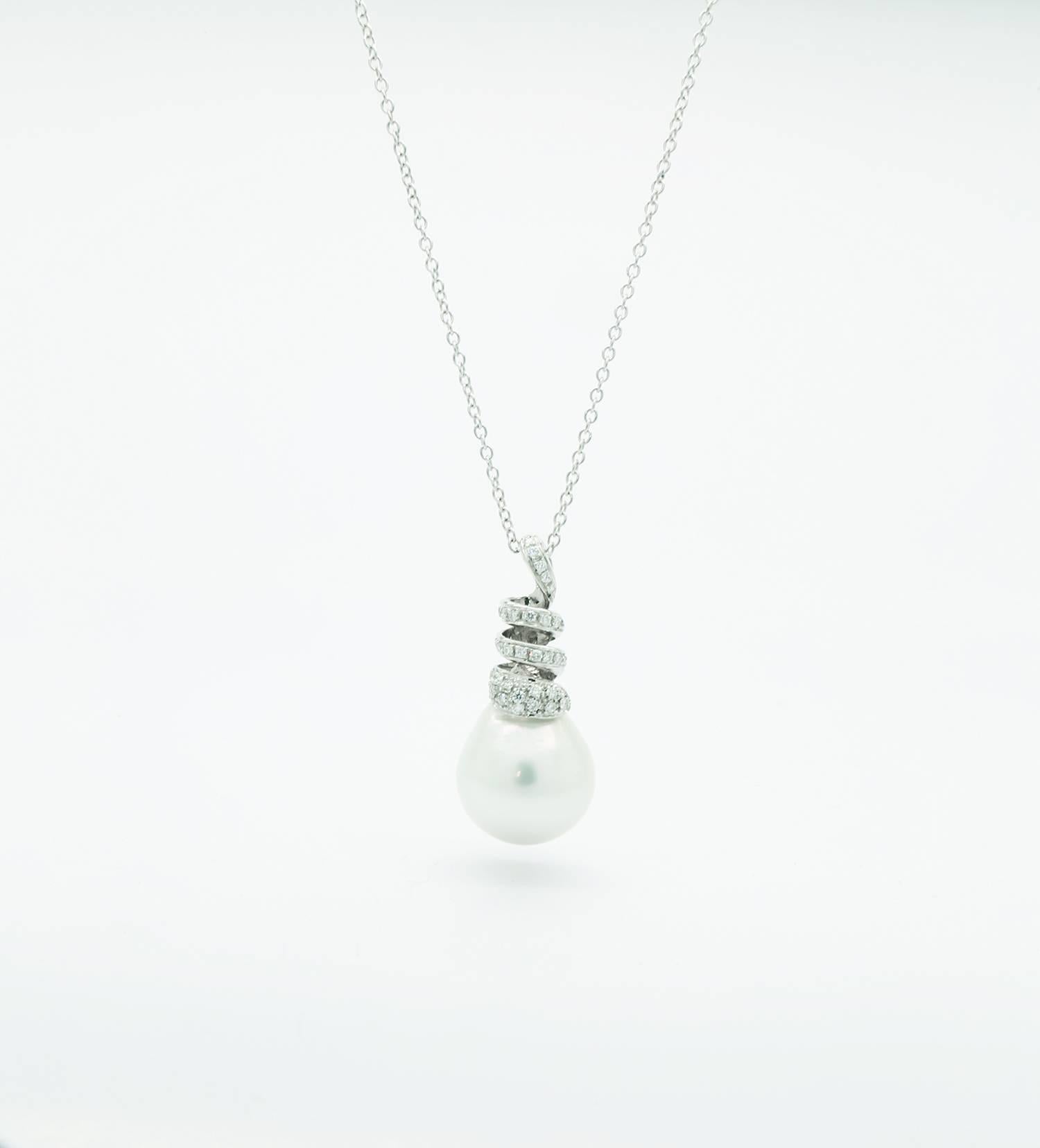 Ferrucci australische weiße Perlenkette aus 18 Karat Gold mit weißen Diamanten im Zustand „Neu“ im Angebot in New York, NY