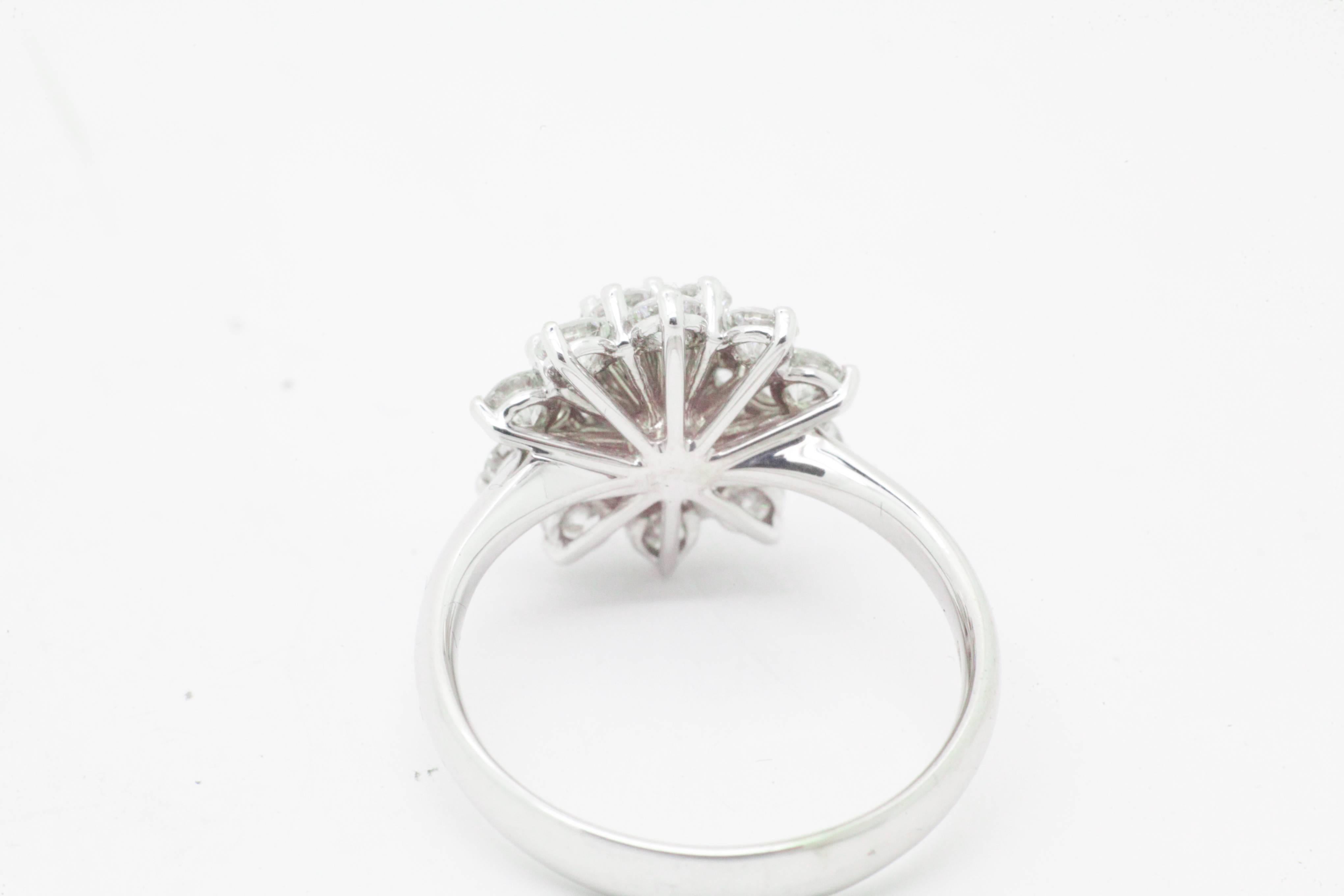 Bague en or blanc 18 carats avec grappe de diamants blancs en forme de fleur de 2,13 carats en vente 1