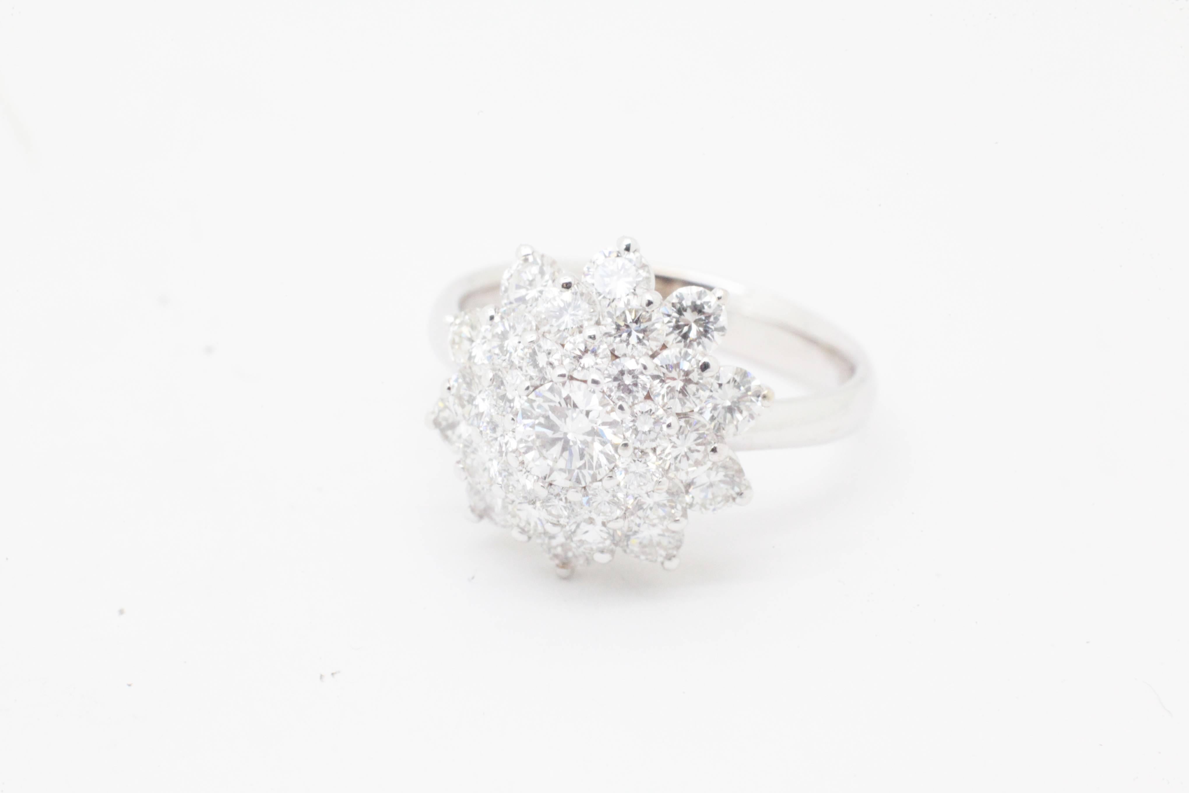 Romain classique Bague en or blanc 18 carats avec grappe de diamants blancs en forme de fleur de 2,13 carats en vente