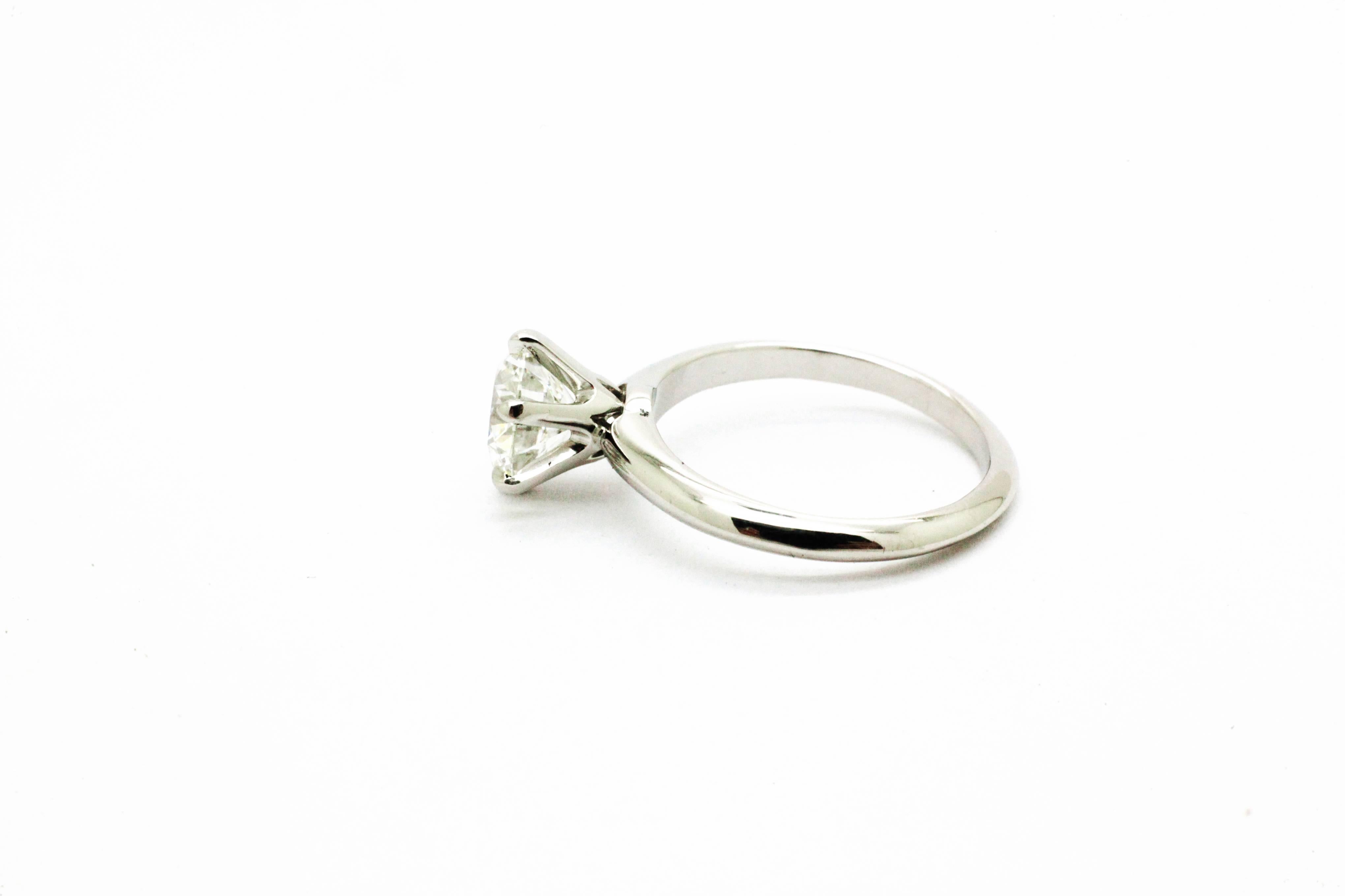 Round Cut 1.40 carat GIA Certified Round Diamond Platinum Ring For Sale