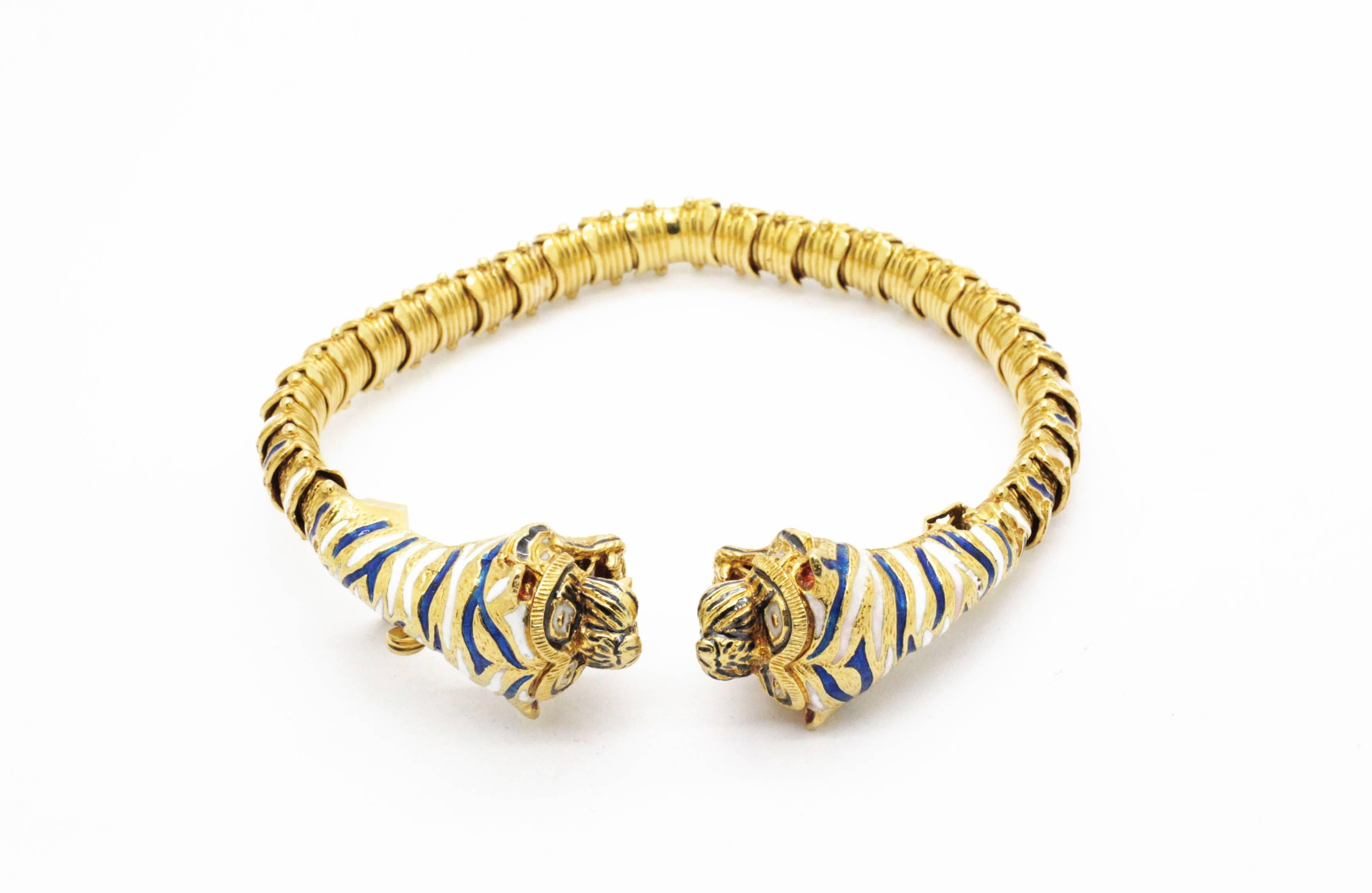 Stunning unique piece, a double headed tiger bracelet made in 18k yellow gold and hand colored with  enamel, in excellent conditions. A rich looking piece of great jewelry.