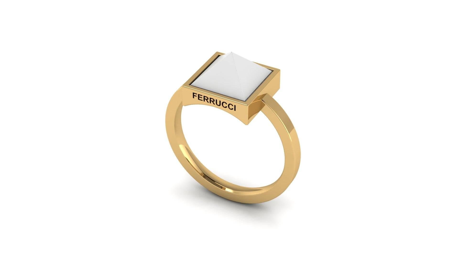 Ferrucci Ring aus Gelbgold mit weißem Achat Pyramiden (Carréeschliff) im Angebot