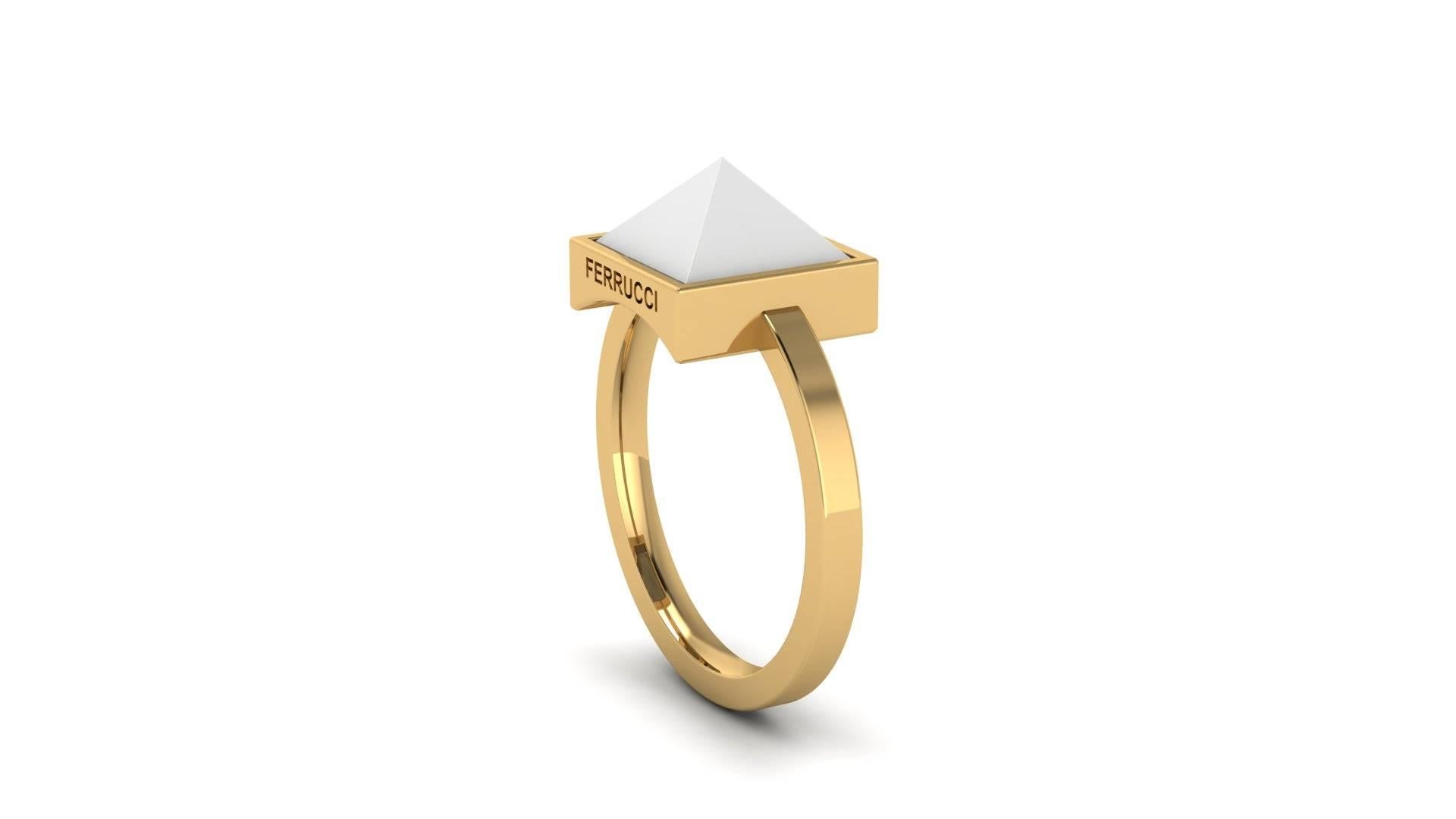 Ferrucci Ring aus Gelbgold mit weißem Achat Pyramiden im Zustand „Neu“ im Angebot in New York, NY