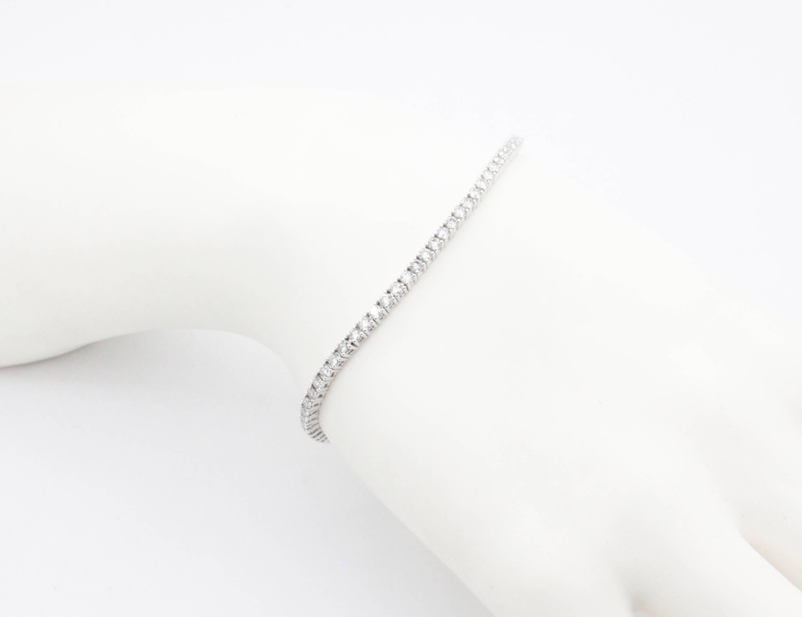Bracciale Tennis con diamanti di Ferrucci, interamente realizzato in oro bianco 18 carati, diamanti bianchi selezionati di colore G, regalo perfetto per ogni occasione.

La lunghezza del bracciale è di 7 pollici e i diamanti selezionati hanno un