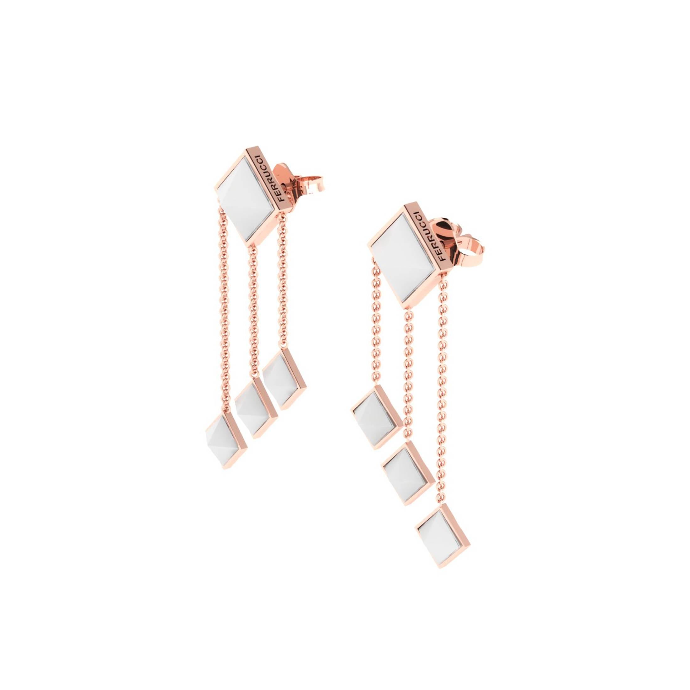 Dalla collezione Piramidi di FERRUCCI, questi orecchini pendenti in agata bianca incastonati in oro rosa 18 carati, realizzati a mano a New York dal designer italiano Francesco Ferrucci, hanno un design ispirato all'Art Déco, elegante e leggero per