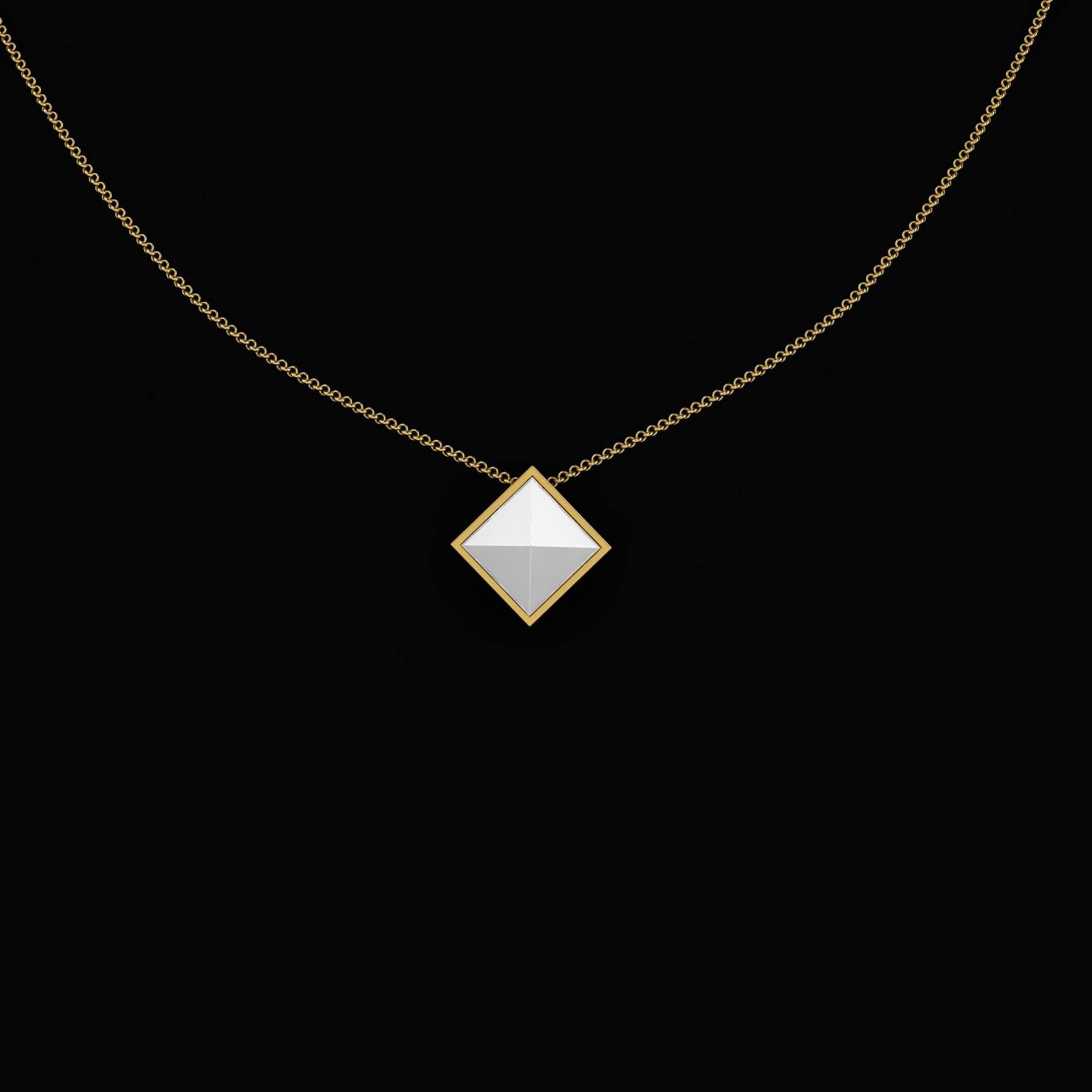 Weißer Achat Pyramide Halskette Anhänger, in 18k Gelbgold Halskette gefasst, handgefertigt in New York von italienischen Designer Francesco Ferrucci,
die Kette kann je nach Kleidung und Vorliebe bei 16, 18 oder 20 Zoll geschlossen werden.
Einfach zu