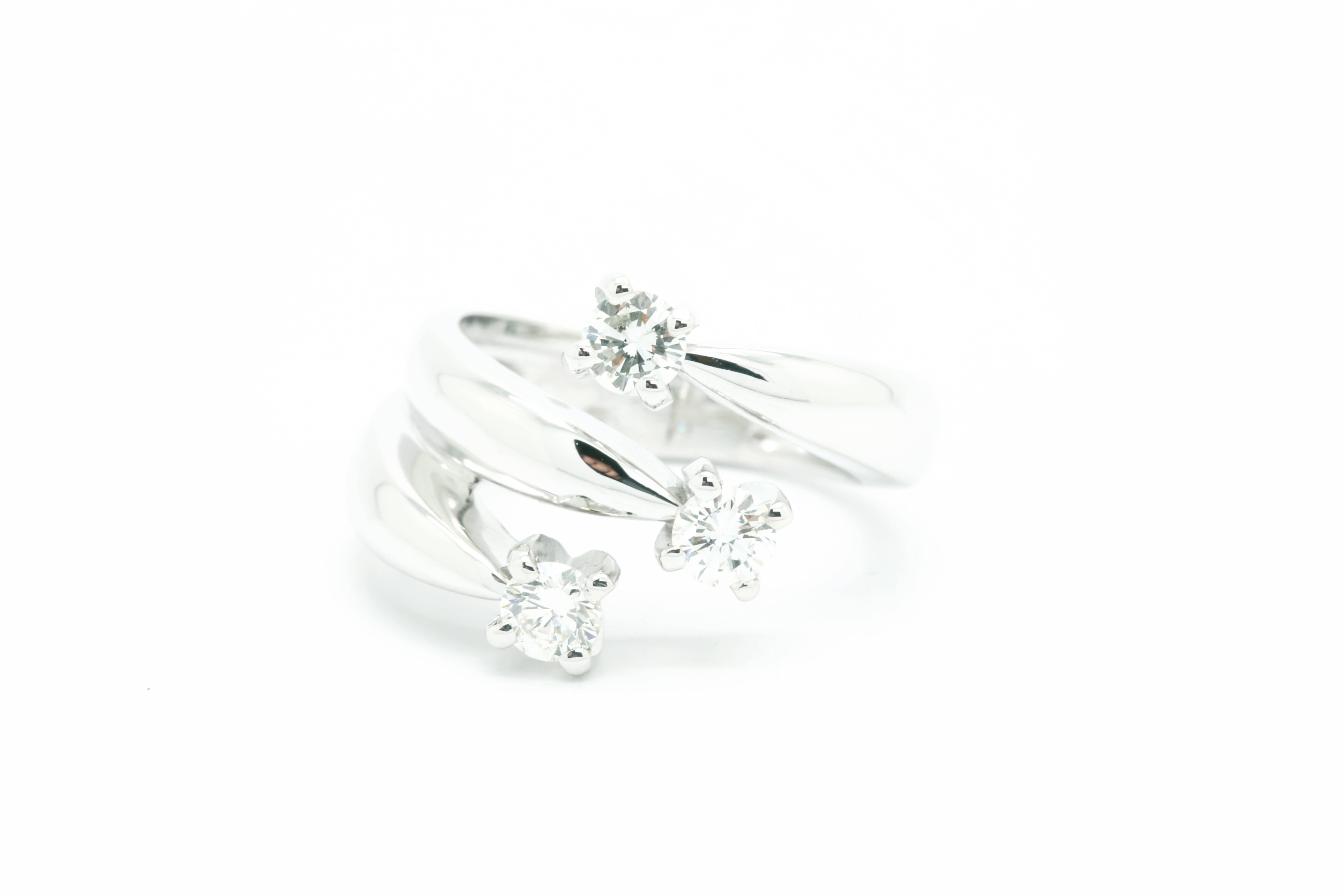 Anillo trilogía de tres diamantes 