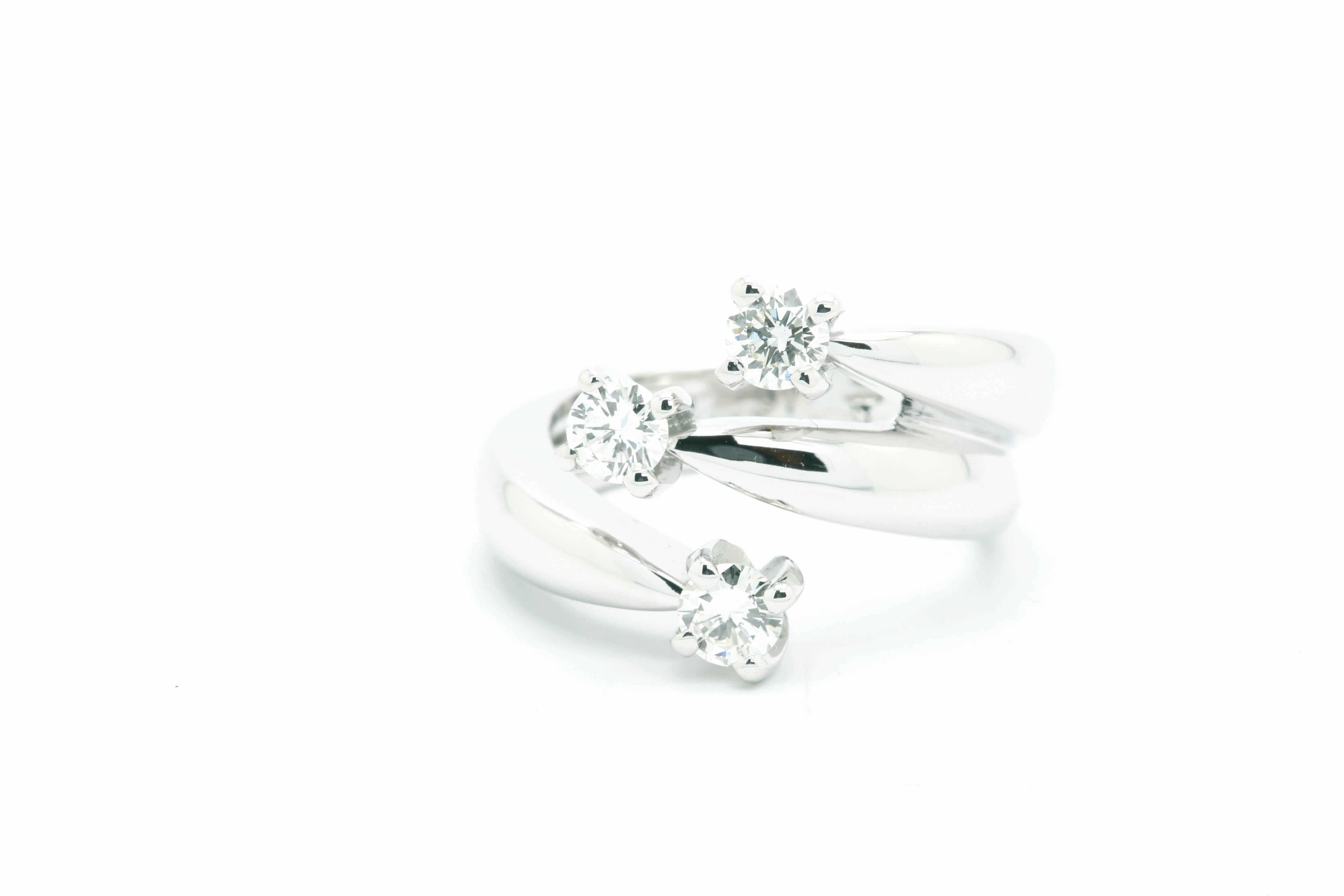 Anillo Ferrucci de tres diamantes de 0,66 quilates en oro blanco de 18 quilates Hecho en Italia Moderno en venta