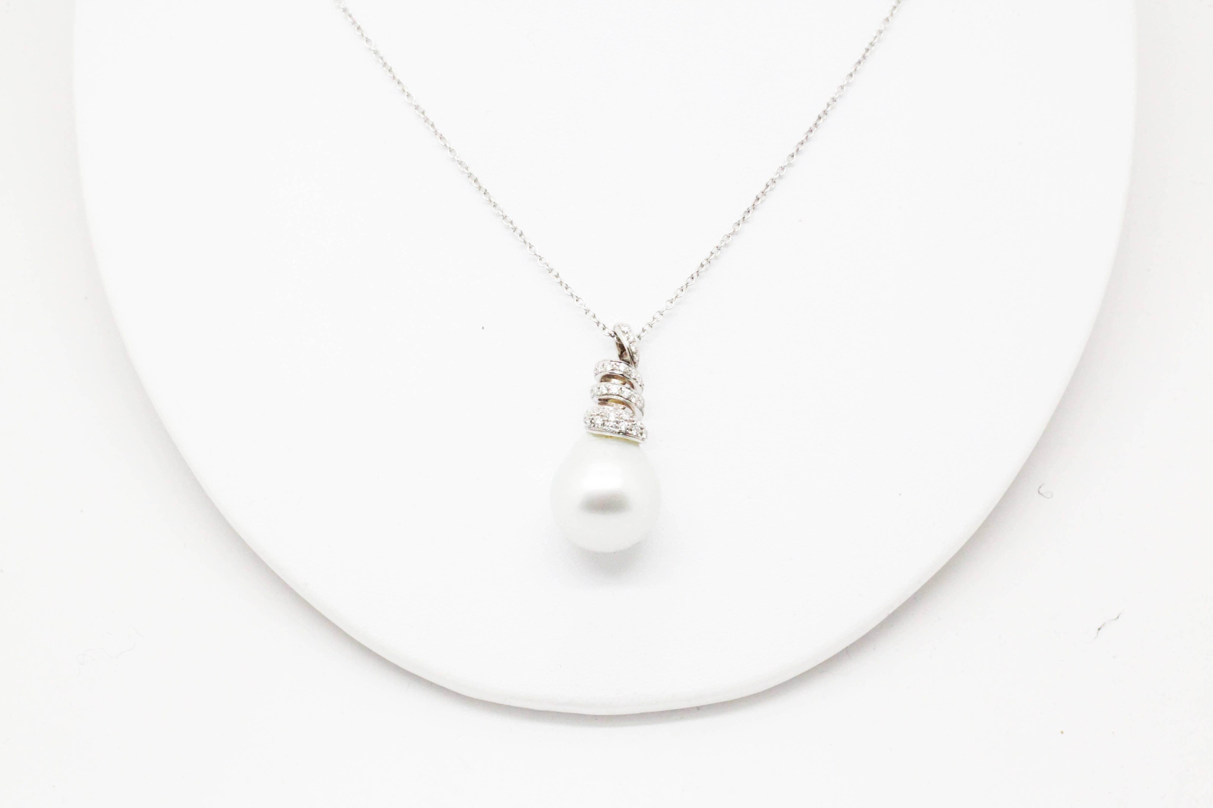 Diese FERRUCCI & CO. Halskette, zart und raffiniert, präsentiert eine australische Perle oder seltene Schönheit in einem modernen spiralförmigen Design mit weißen Diamanten pave'.

Elegant und stilvoll für jeden Tag und schick für jeden Abend, Made