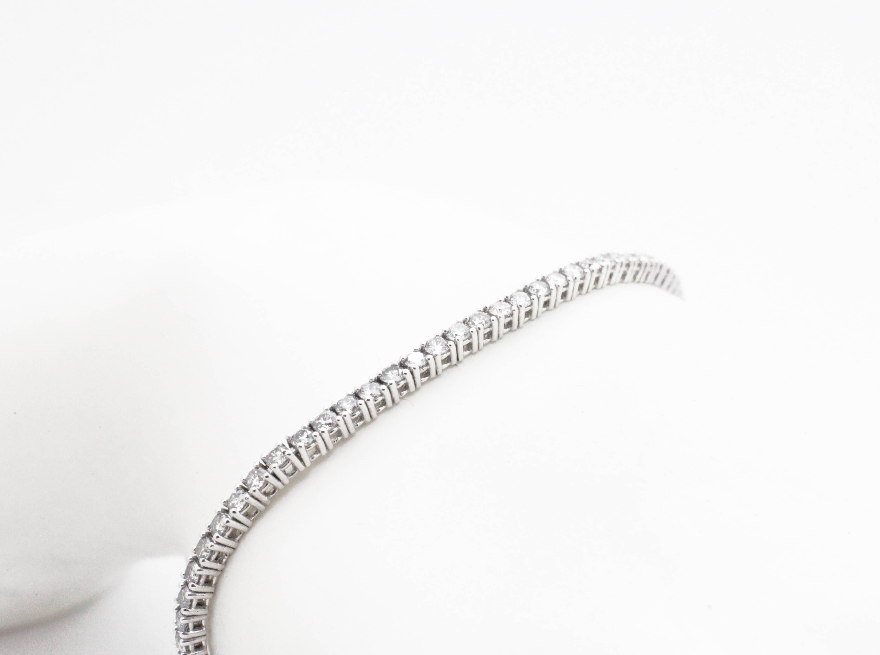 Modern 2.90 Carat Diamonds in 18 Karat White Gold Tennis Bracelet For Sale