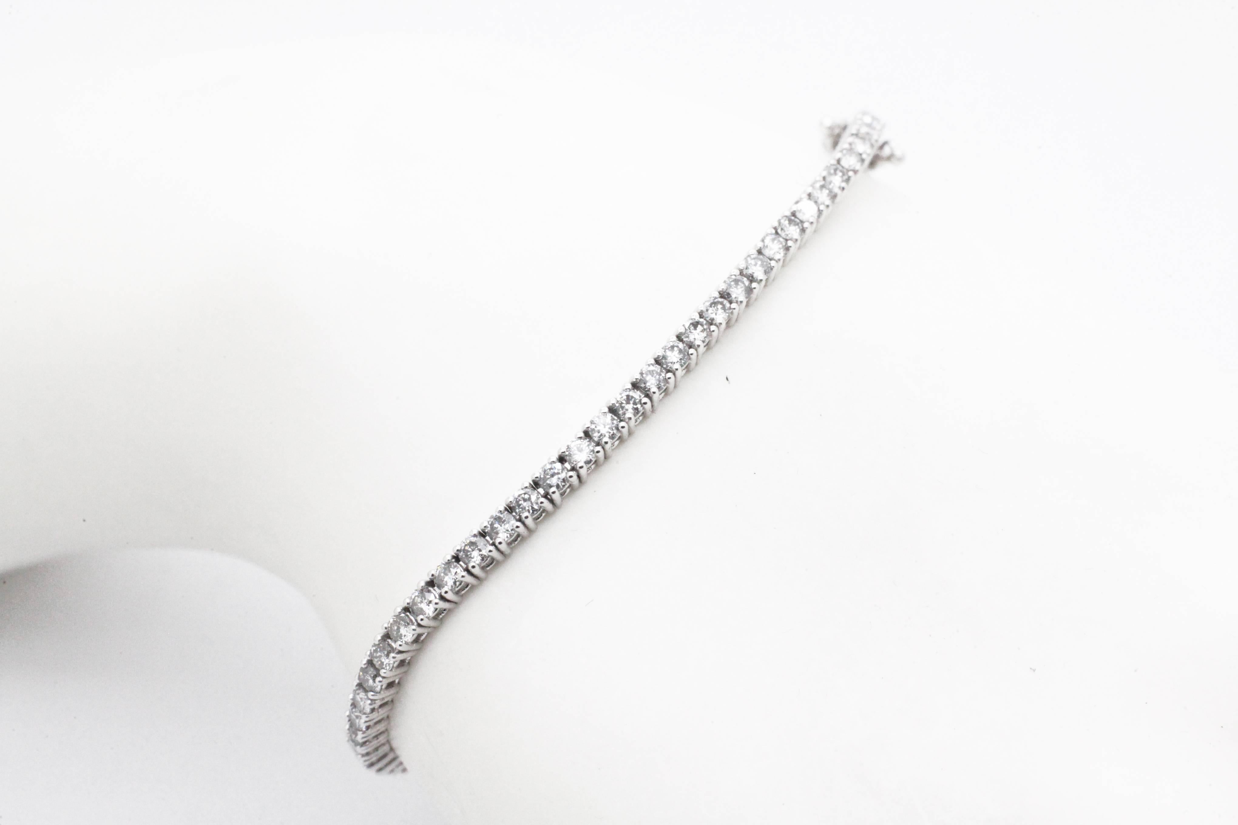 Women's or Men's 2.90 Carat Diamonds in 18 Karat White Gold Tennis Bracelet For Sale