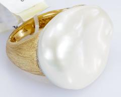 Yvel White Freshwater Baroque Pearl Ring 18 Karat Yellow Gold R-1BRQFW-21Y