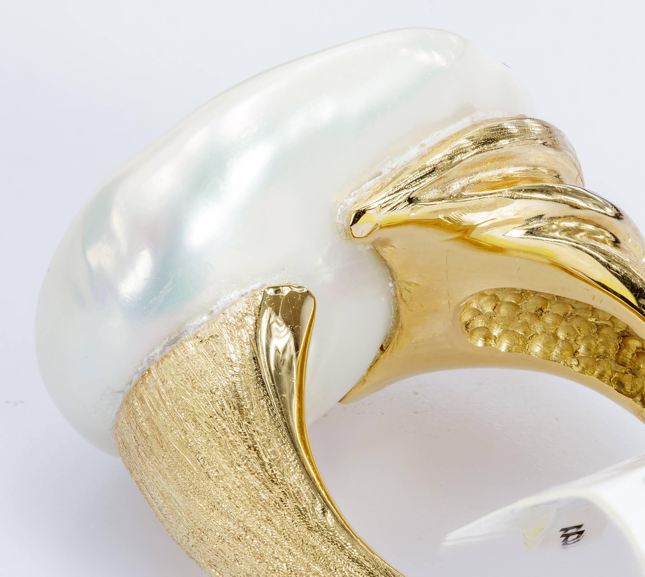 Yvel White Freshwater Baroque Pearl Ring 18 Karat Yellow Gold R-1BRQFW-21Y In New Condition For Sale In Houston, TX