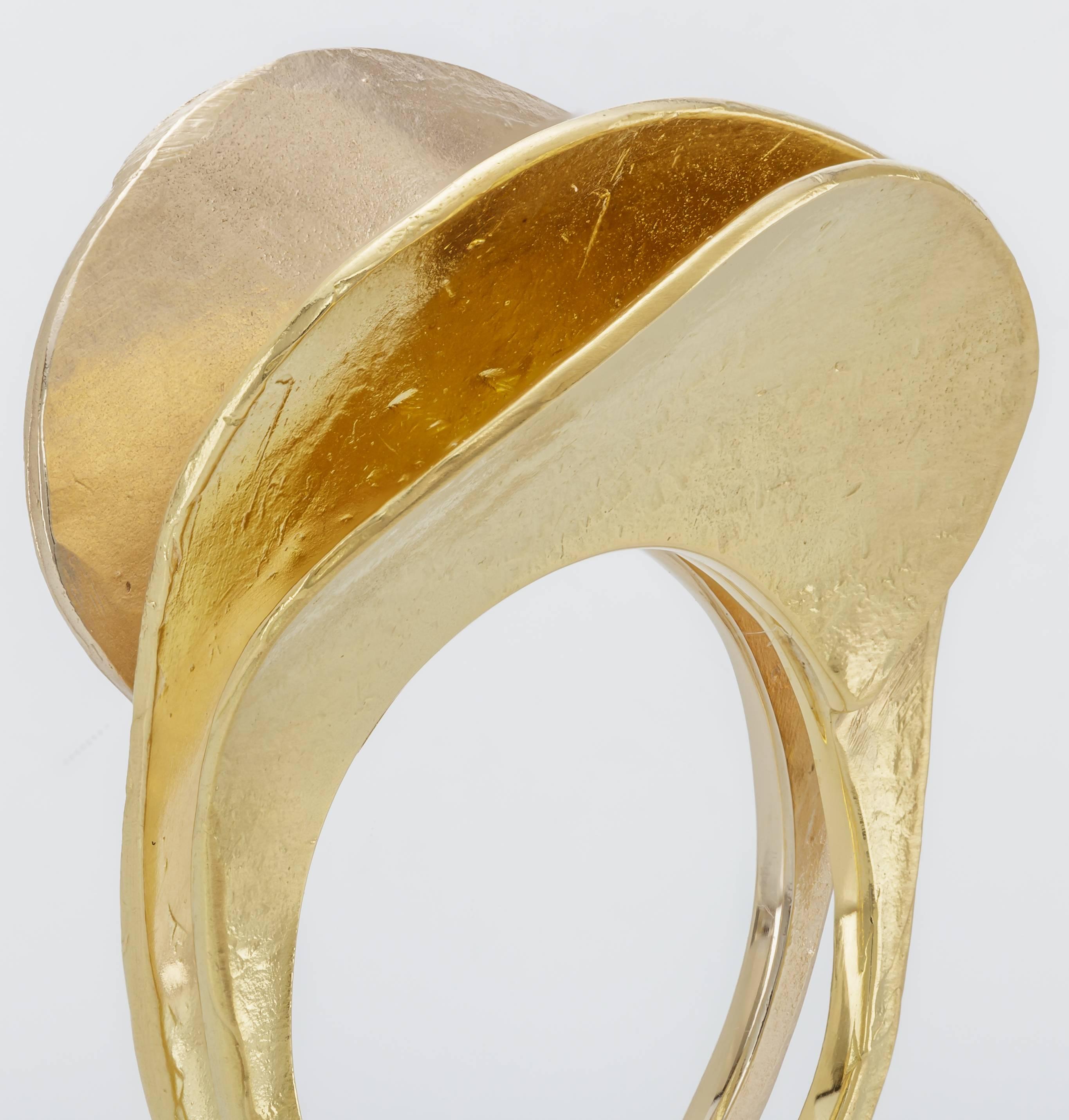 This new H. Stern Grupo Corpo ring features a vertical flower petal design in 18k noble gold and yellow gold.  Noble gold, H. Stern's signature alloy, has the warmth of yellow gold and the elegance of white gold.  The ring is a size 7.  It measures