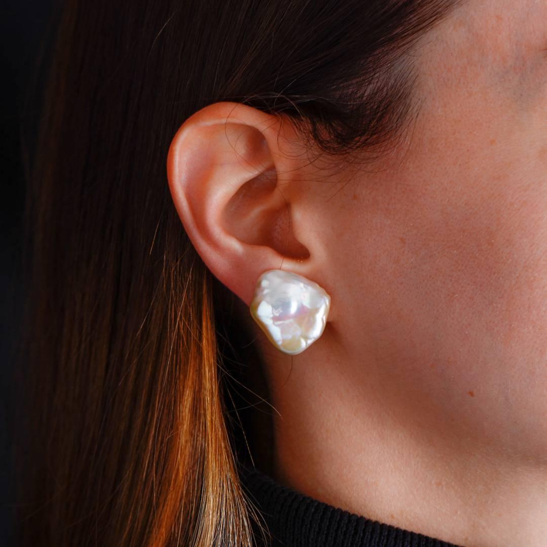 Women's Yvel Freshwater White Baroque Pearl Stud Earrings 18 Karat Yellow Gold