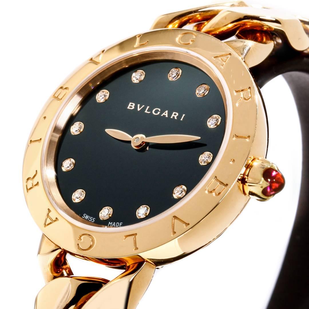 This BVLGARI BVLGARI collection 18k pink gold ladies' Catene watch with gourmette bracelet is brand new and looks pristine. The dial is black lacquer and the hour markers are round brilliant diamonds. The case measure 31mm and the crown is set with