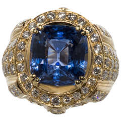 Beautiful Ceylon Sapphire and diamond dome ring