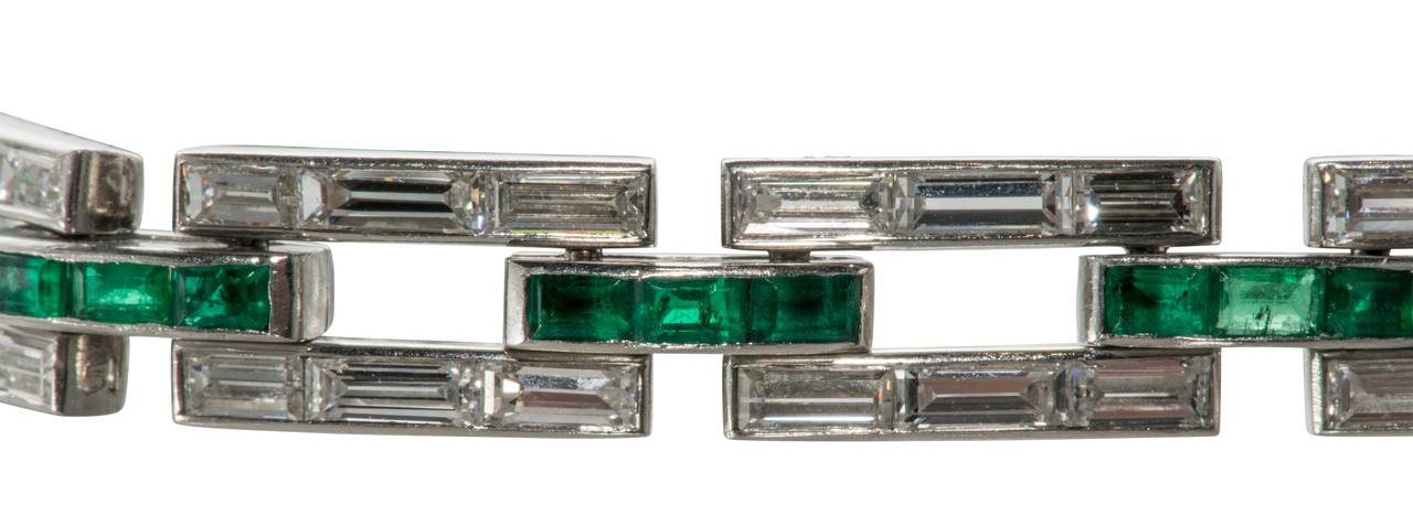 Cartier Art Deco Emerald Diamond Platinum Link Bracelet In Excellent Condition For Sale In Houston, TX
