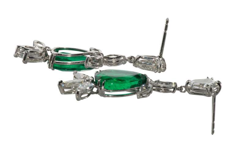 Emerald Diamond Dangle Earrings In Excellent Condition In Houston, TX