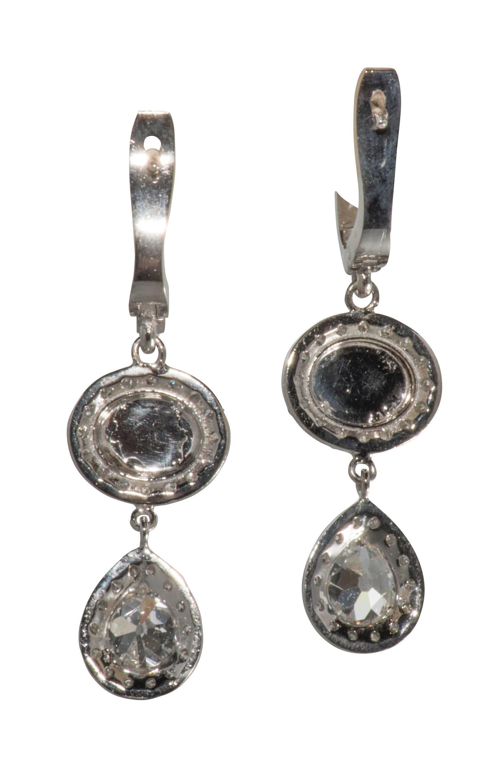 Diamond platinum Drop Earrings In Excellent Condition For Sale In Houston, TX
