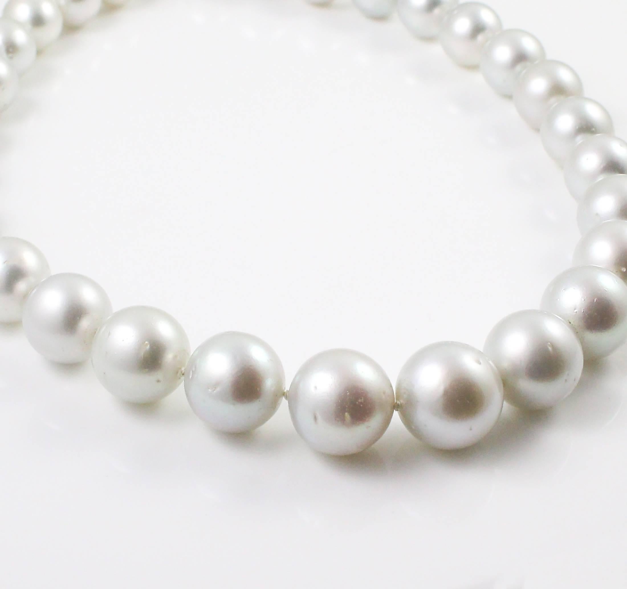This pearl necklace features 29 graduating South Sea pearls, with the largest measuring 18mm, the smallest measuring 13.4mm and the majority measuring 15mm. The pearls have great sheen/luster with minor blemishes and are perfectly matched in terms