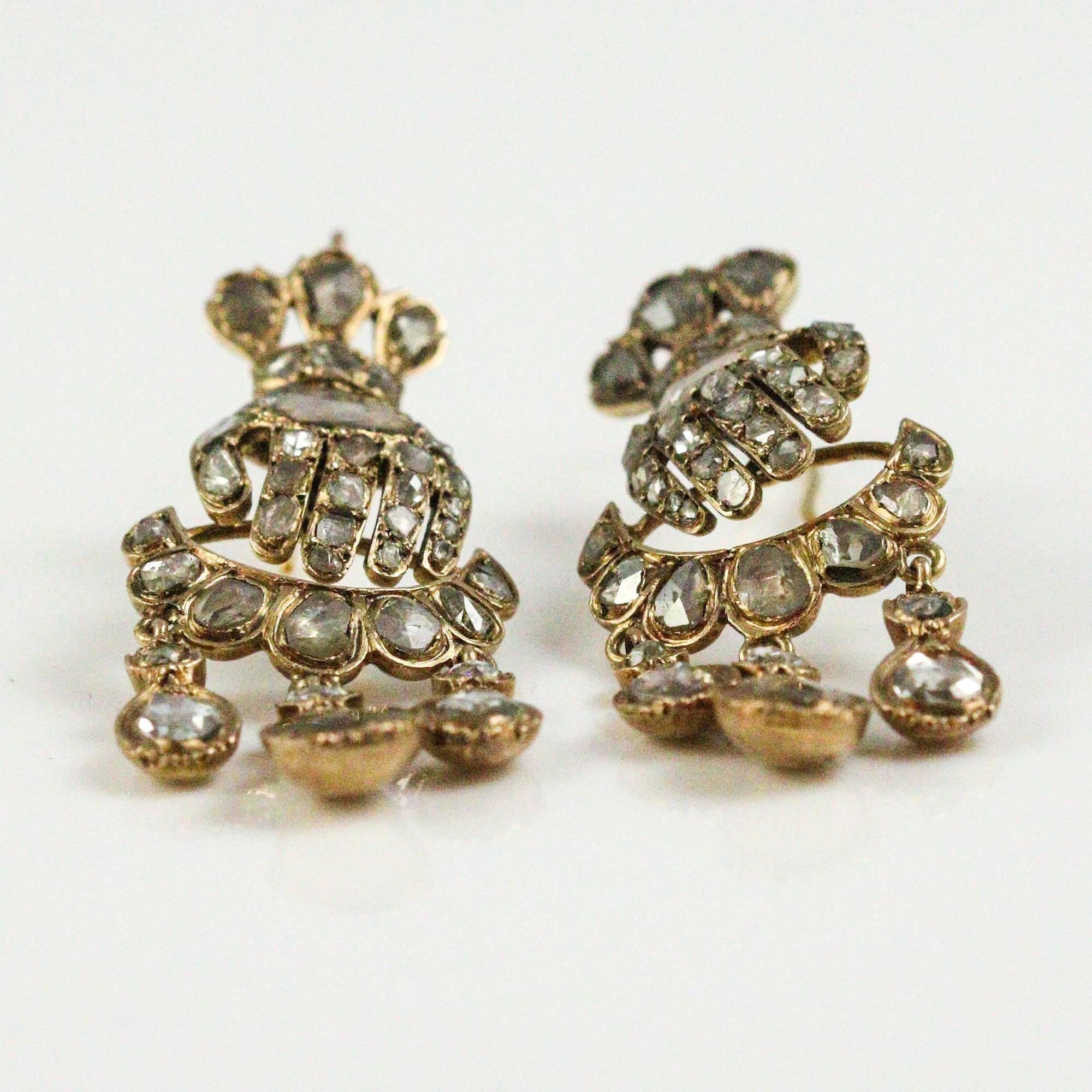 These magnificient en tremblant earrings are hand crafted in 18k yellow gold with very primitive old rose cut diamonds and a joint in the back to ensure the bottoms of the earrings move freely to provide more sparkle from the stones. The design is