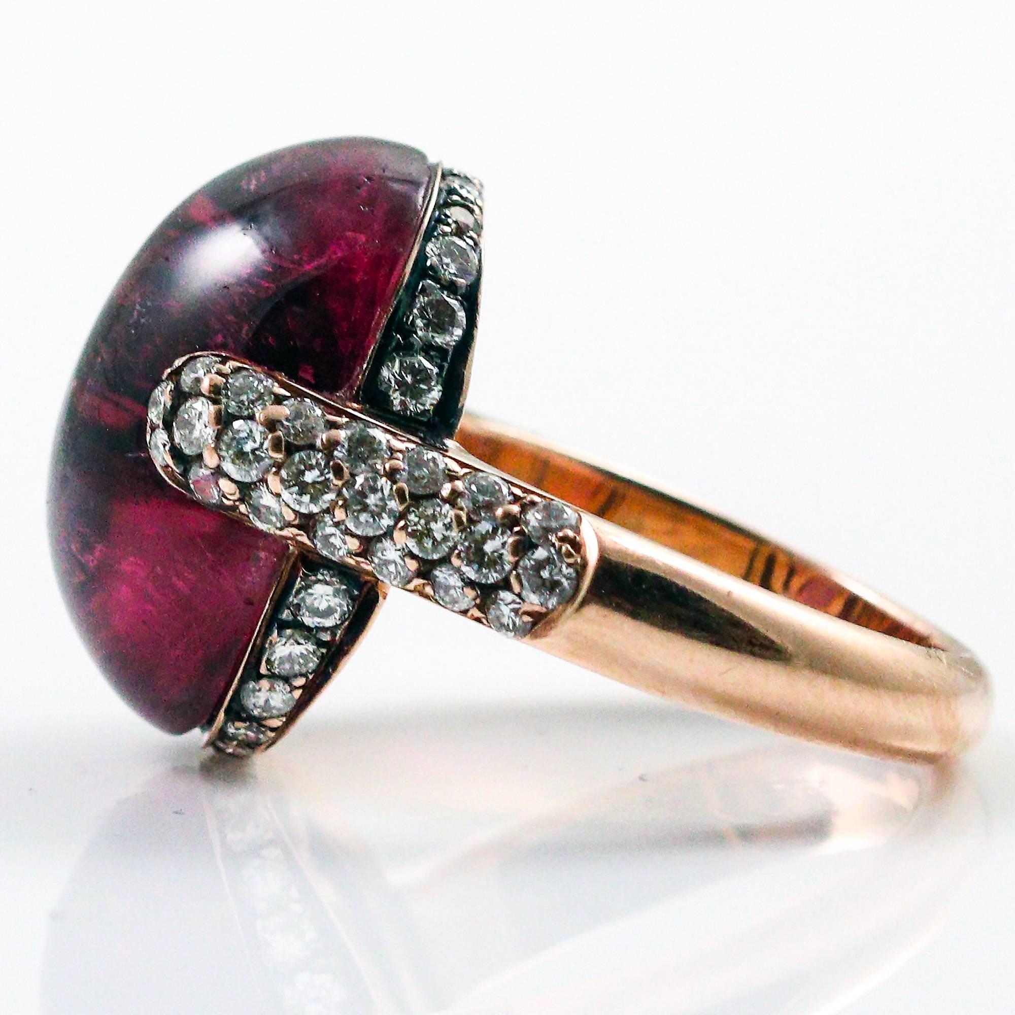 Moderne Bague en or avec tourmaline rubellite taillée en cabochon et diamant