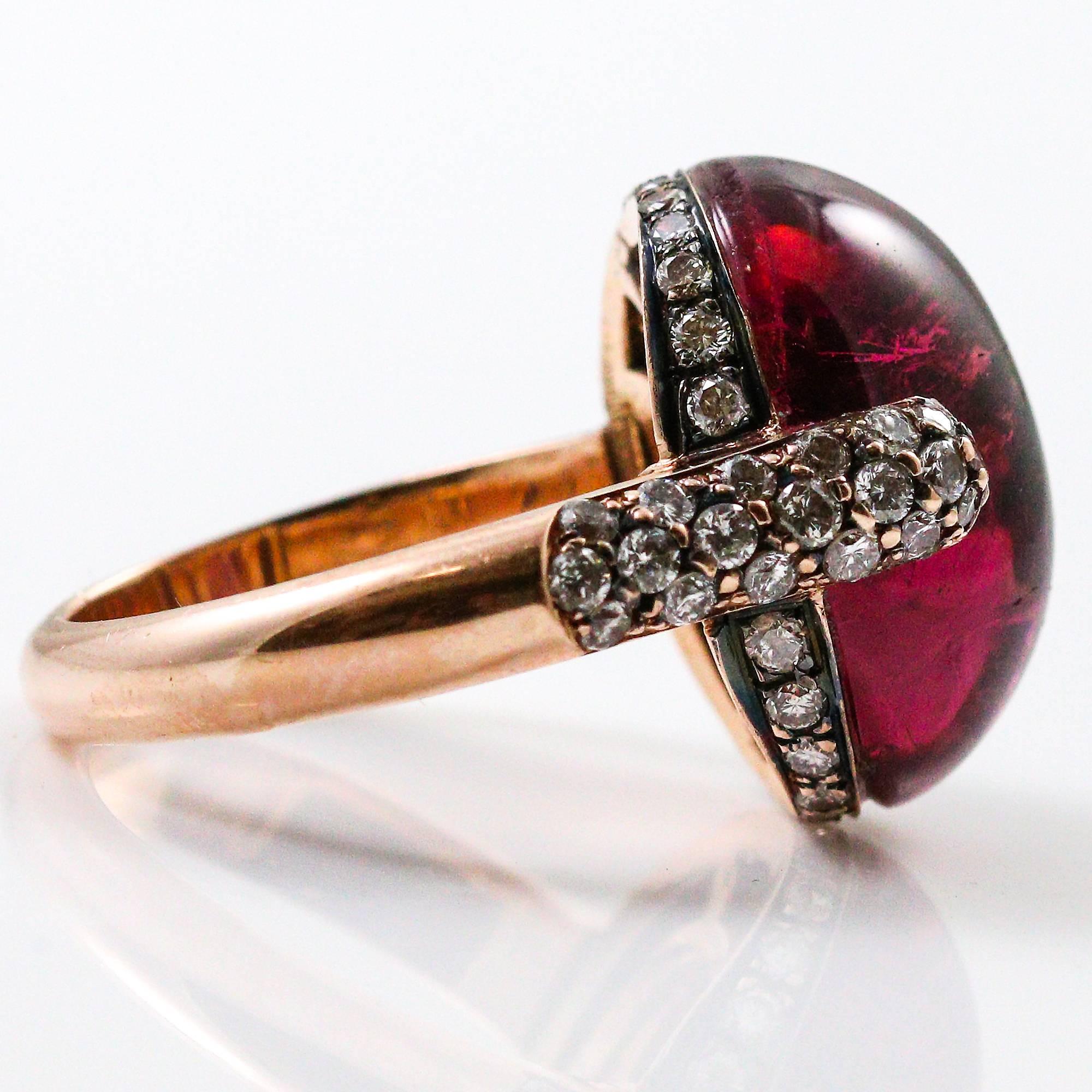 Bague en or avec tourmaline rubellite taillée en cabochon et diamant 1