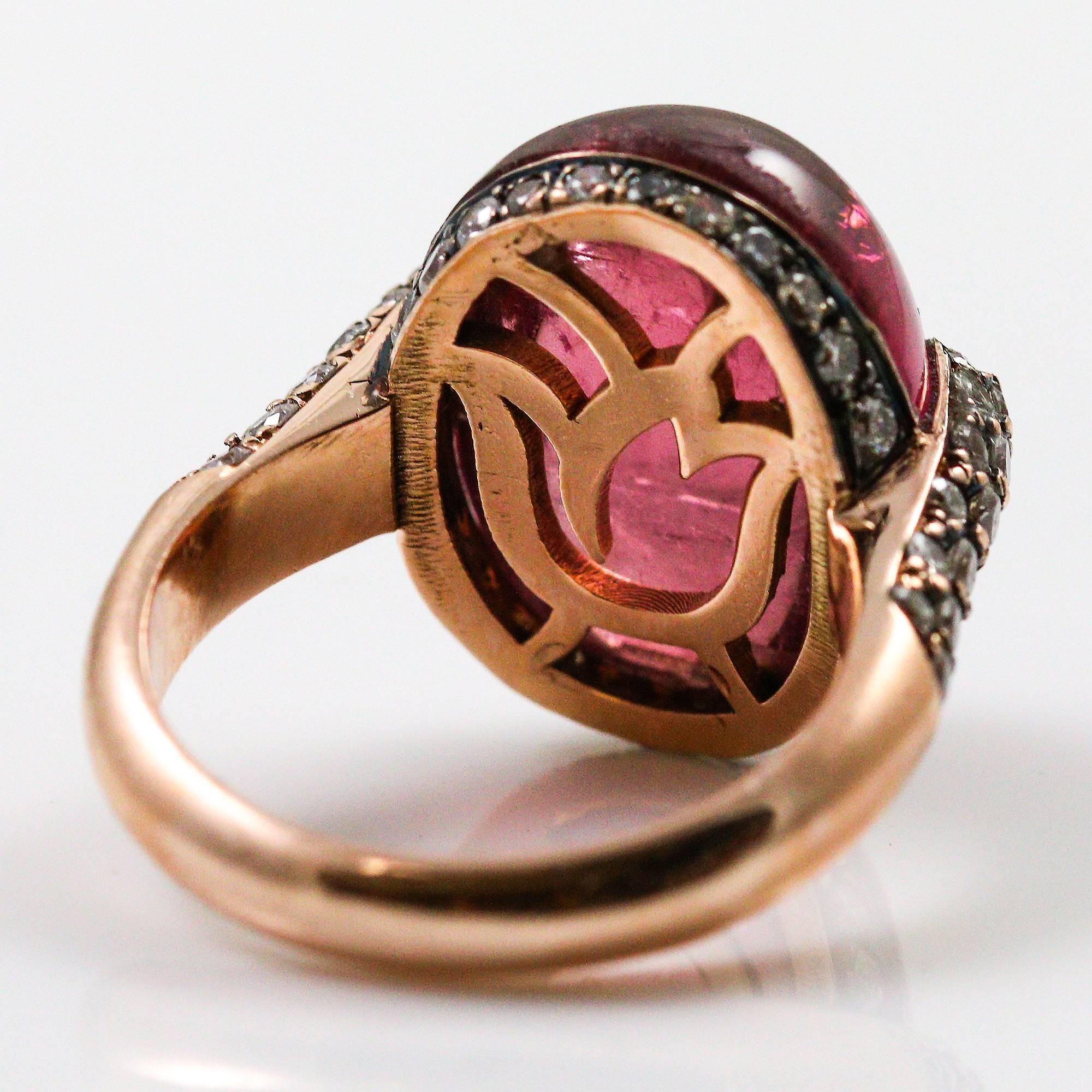 Bague en or avec tourmaline rubellite taillée en cabochon et diamant 2