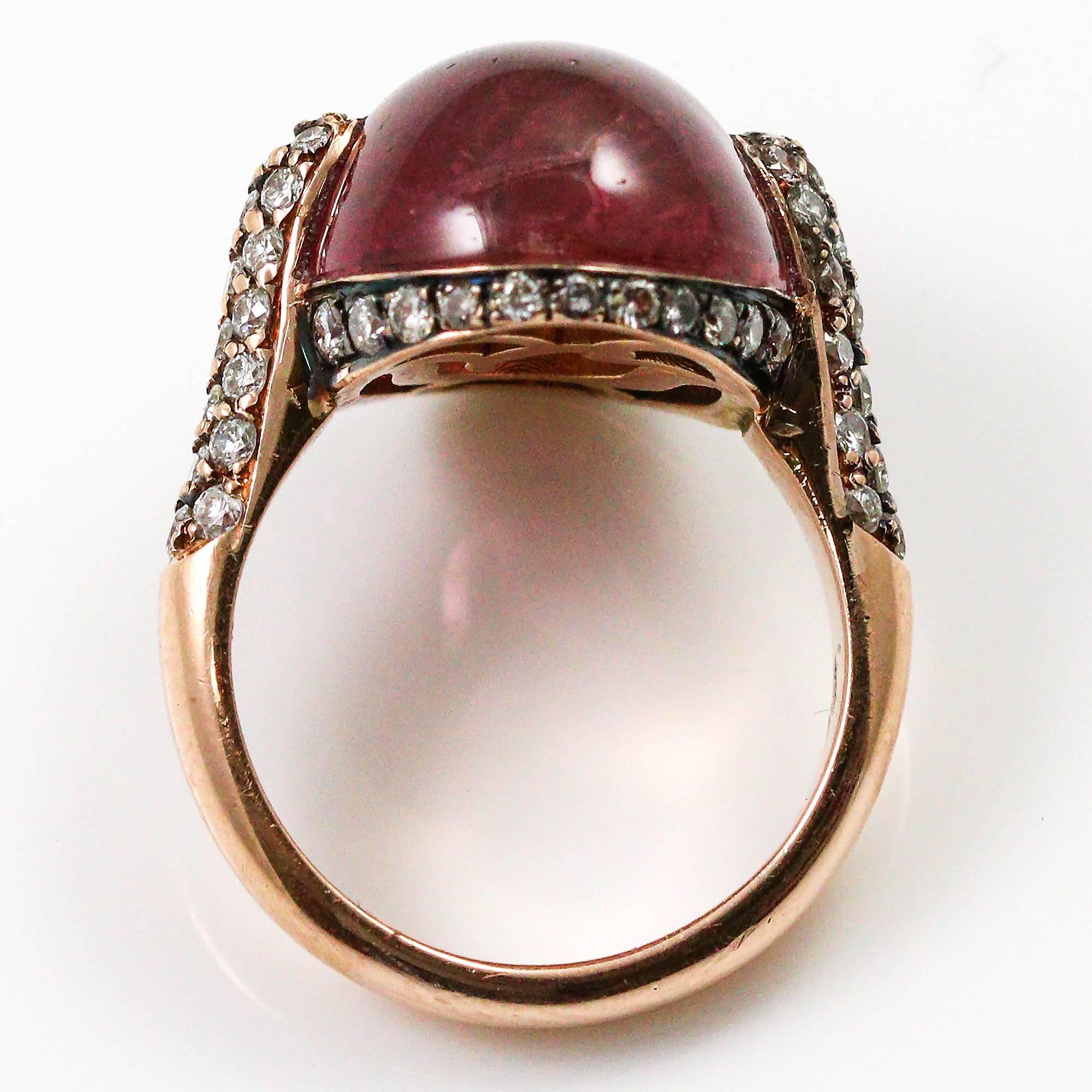Bague en or avec tourmaline rubellite taillée en cabochon et diamant 3