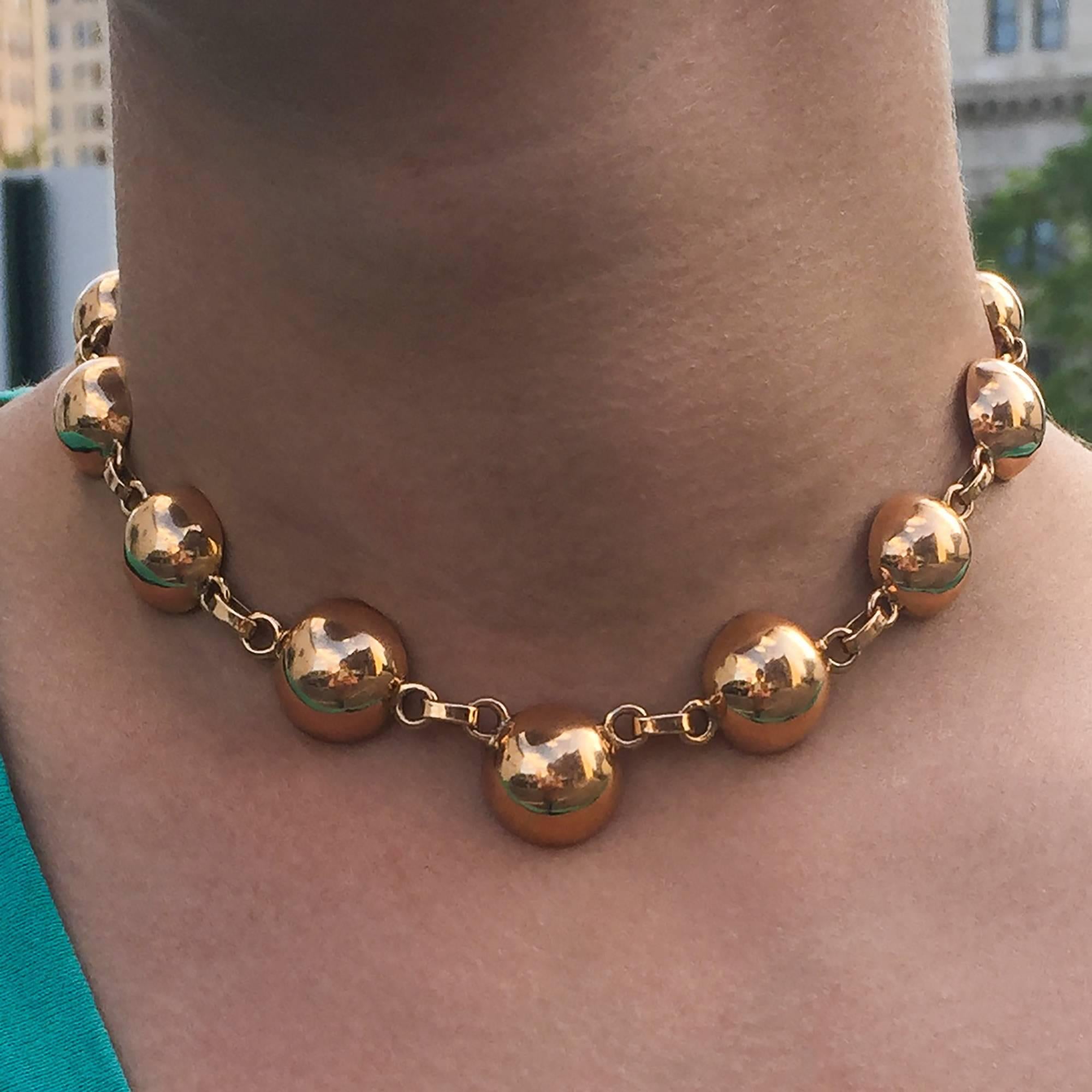 This beautiful Retro necklace necklace is made in 18k rose gold with a button-style design. The simple elegance is appropriate for casual or formal wear and it's design is classic enough to stand out in a crowd. It weighs 45.9 grams and is currently