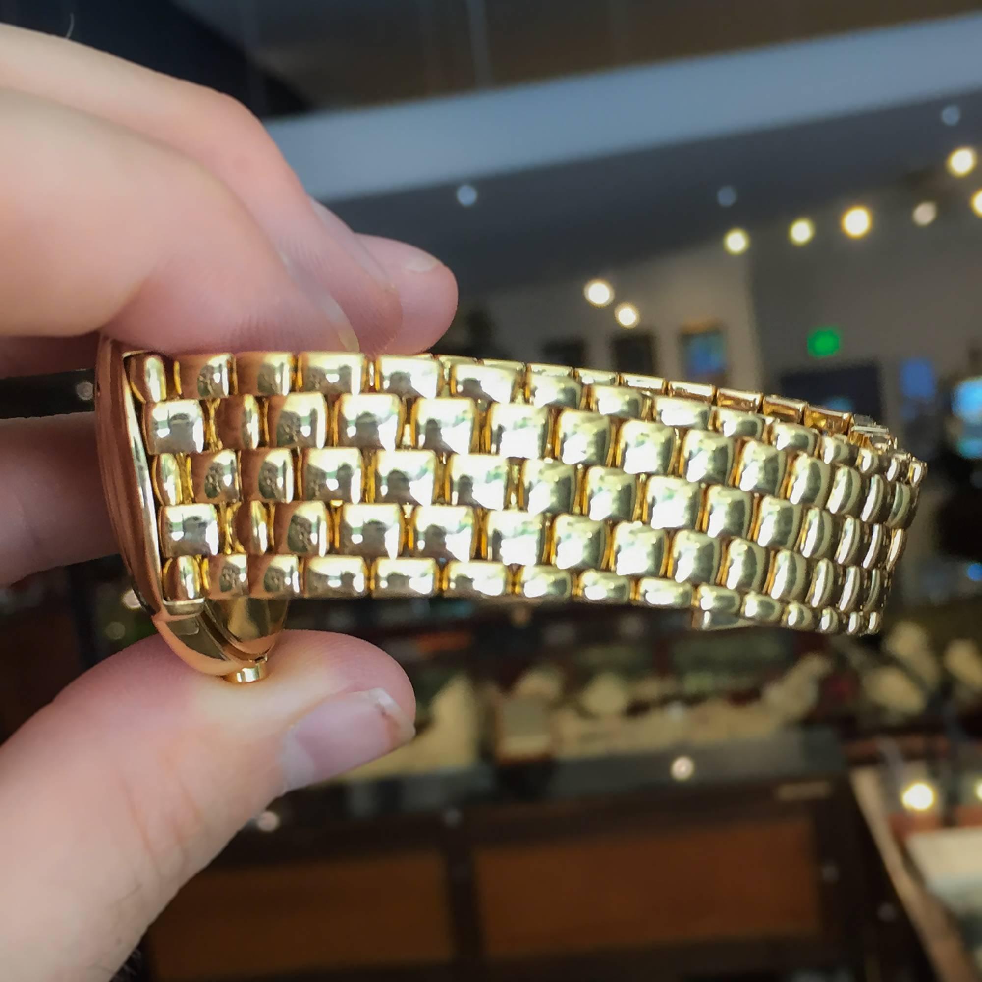 Diese auffällige Uhr ist Vintage bis zum Jahr 1990 und in 18k Gelbgold mit einem Armband, das 6 abnehmbare Glieder umfasst und zeigt kaum Verschleiß. Das Gehäuse misst 37 mm, und das Zifferblatt ist elfenbeinfarben mit goldenen römischen Ziffern.