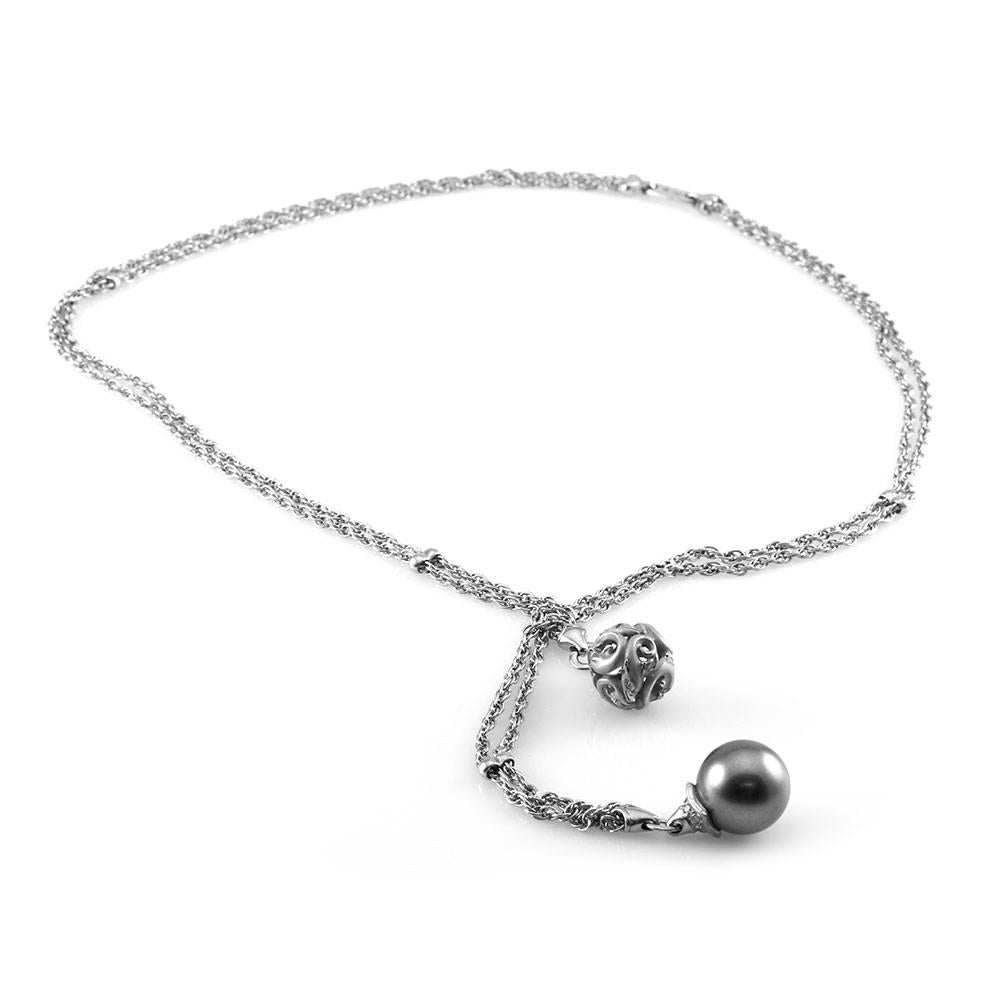 Carrera y Carrera Océanos Collection lariat necklace with pavé diamond accents and a Tahitian pearl in 18K white gold. There is one grey Tahitian Pearl that measures 12.2mm. There are fifteen round brilliant cut diamonds with a color of E-F and a